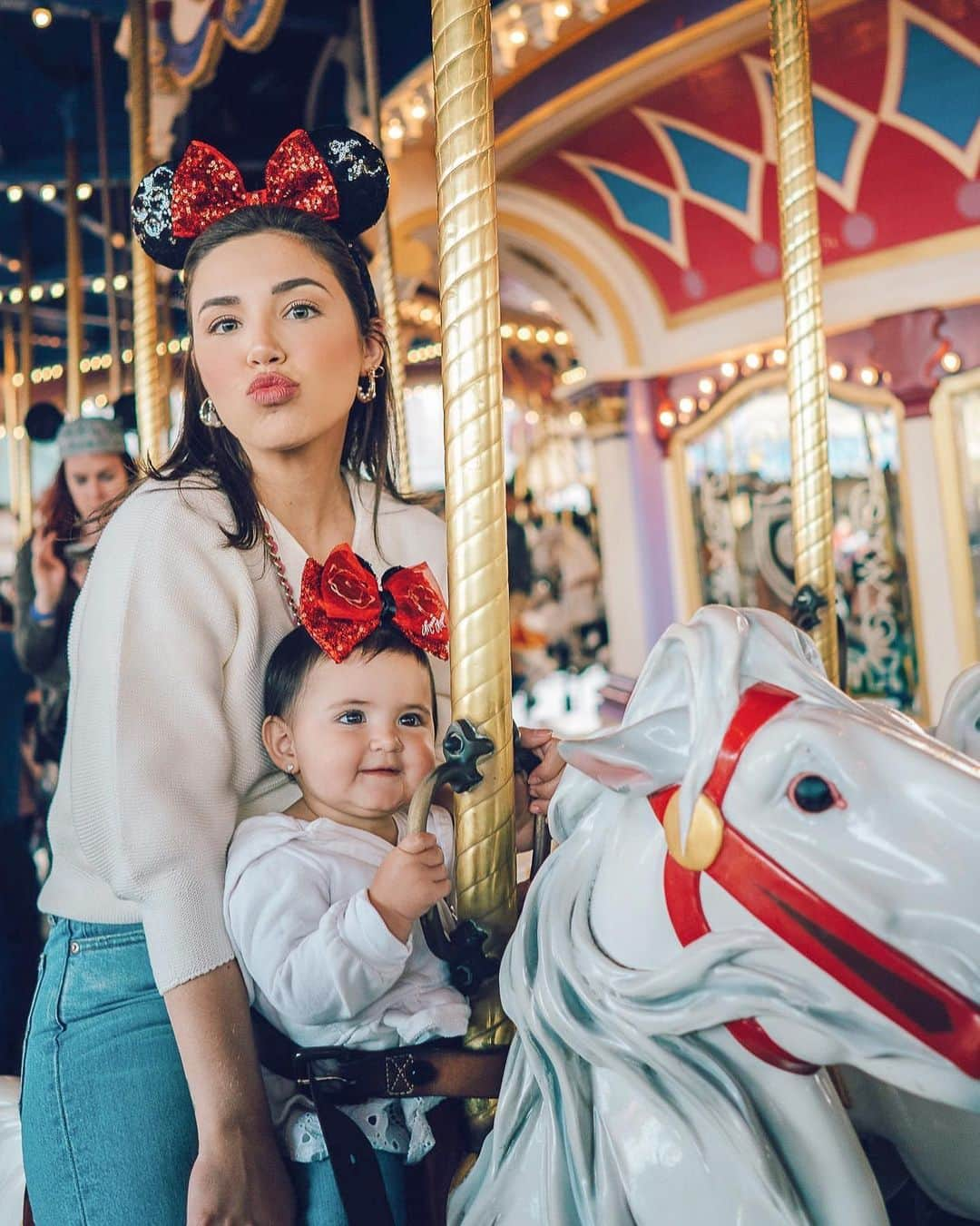 Mariana Sampaioさんのインスタグラム写真 - (Mariana SampaioInstagram)「Ontem foi um dos dias mais especiais de nossas vidas ♥️ Luísa foi à Disney pela primeira vez e ficou tão encantada. Depois que temos filhos, a gente passa a ver tudo com outros olhos. Tudo encanta, tudo emociona. É uma alegria sem fim em cada pequeno detalhe. Ver essa pequena descobrindo o mundo e novas coisas enche nossos corações de tanto amor. Obrigada @_tripway por ter nos proporcionado um dia tão lindo no Magic Kingdom. Com certeza vcs fazem parte de um dia memorável pra nós! E obrigada @fotosemorlando por registrar tudo com tanta sensibilidade ♥️」1月28日 4時58分 - mariana