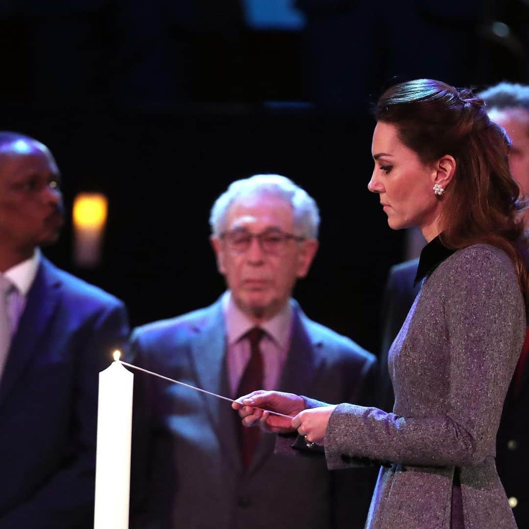 ウィリアム（ケンブリッジ公）さんのインスタグラム写真 - (ウィリアム（ケンブリッジ公）Instagram)「The Duke and Duchess of Cambridge today attended the UK #HolocaustMemorialDay Commemorative Ceremony at Central Hall in Westminster.  Holocaust Memorial Day takes place on the anniversary of the liberation of Auschwitz-Birkenau and honours victims and survivors of the Holocaust, Nazi persecution, and subsequent genocides in Cambodia, Rwanda, Bosnia and Darfur.  Throughout the Holocaust, many people risked their lives to help others. During the ceremony, The Duke read an extract from a letter written about his great-grandmother, Princess Alice, which described how she helped hide her Jewish friends, the Cohens, in her home.  During the service, 75 candles of remembrance were lit to represent the 75th anniversary of the end of the Holocaust.  After the ceremony, The Duke and Duchess spoke to Holocaust survivors, and survivors of genocides which have happened since.」1月28日 4時50分 - princeandprincessofwales