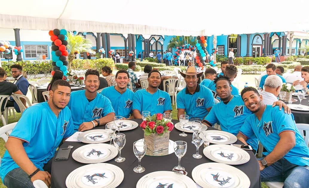 マイアミ・マーリンズさんのインスタグラム写真 - (マイアミ・マーリンズInstagram)「This weekend players and staff in DR earned their high school diploma as part of the Marlins Education Program. Congrats to our graduates. We’re so proud! #305OnTheRise.」1月28日 4時53分 - marlins