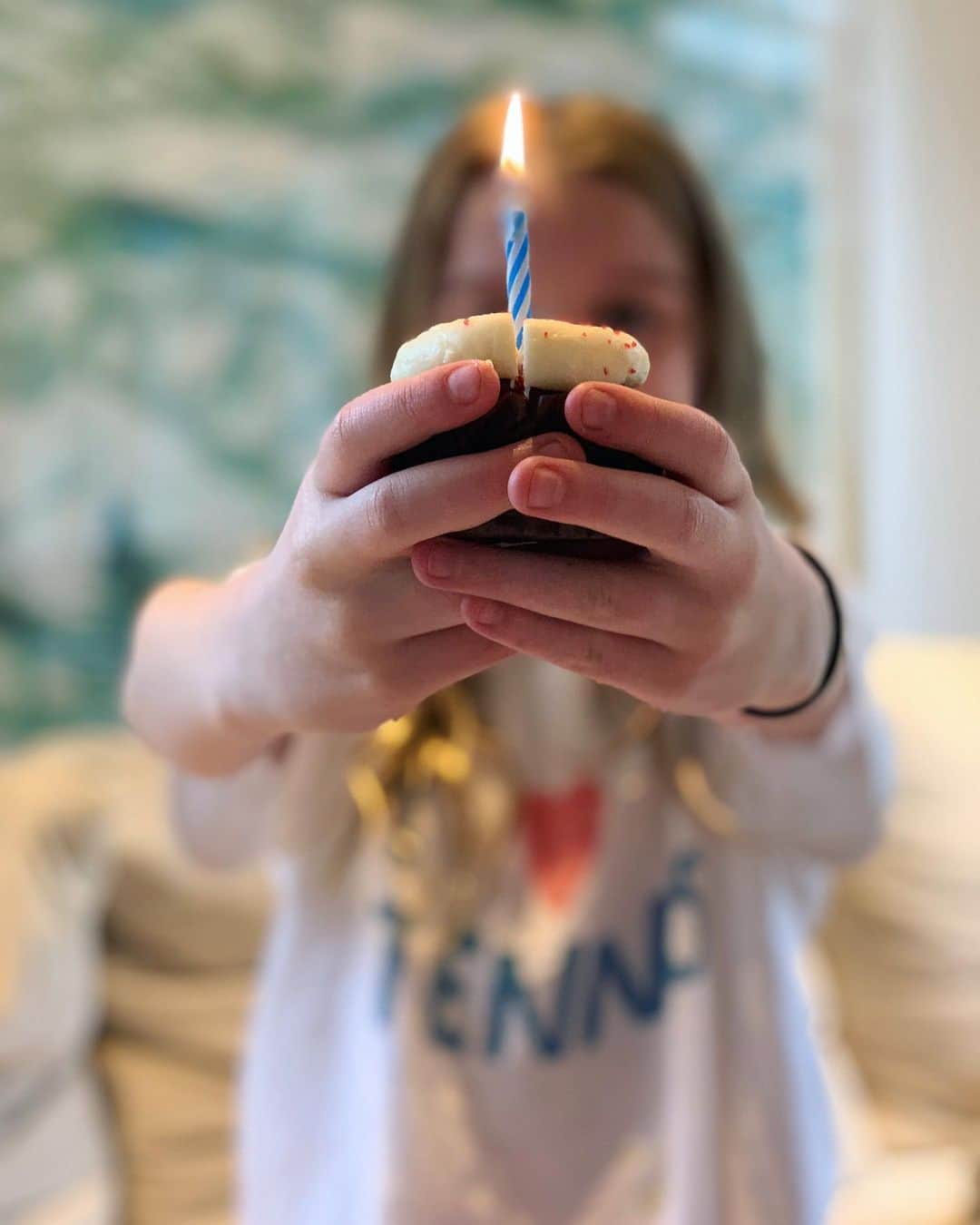 サラ・ラファティさんのインスタグラム写真 - (サラ・ラファティInstagram)「Breakfast of 8 year old champions, while rocking the  very same shirt her dad made when he was 8. Sometimes even sartorial choices make me want to cry. #cakeforbreakfast.」1月28日 4時53分 - iamsarahgrafferty