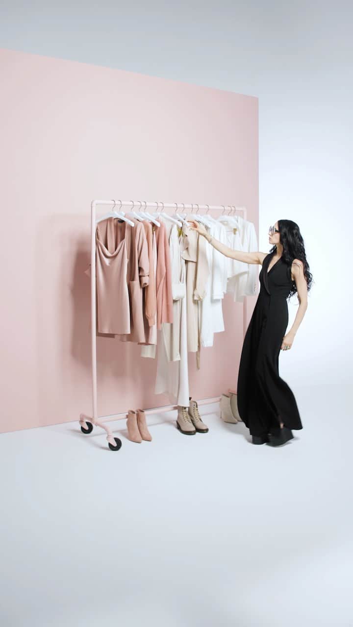Saks Fifth Avenueのインスタグラム：「Get an inside peek at how Alice + Olivia’s Creative Director Stacey Bendet nails her on-the-go CEO style. #SaksStyle」