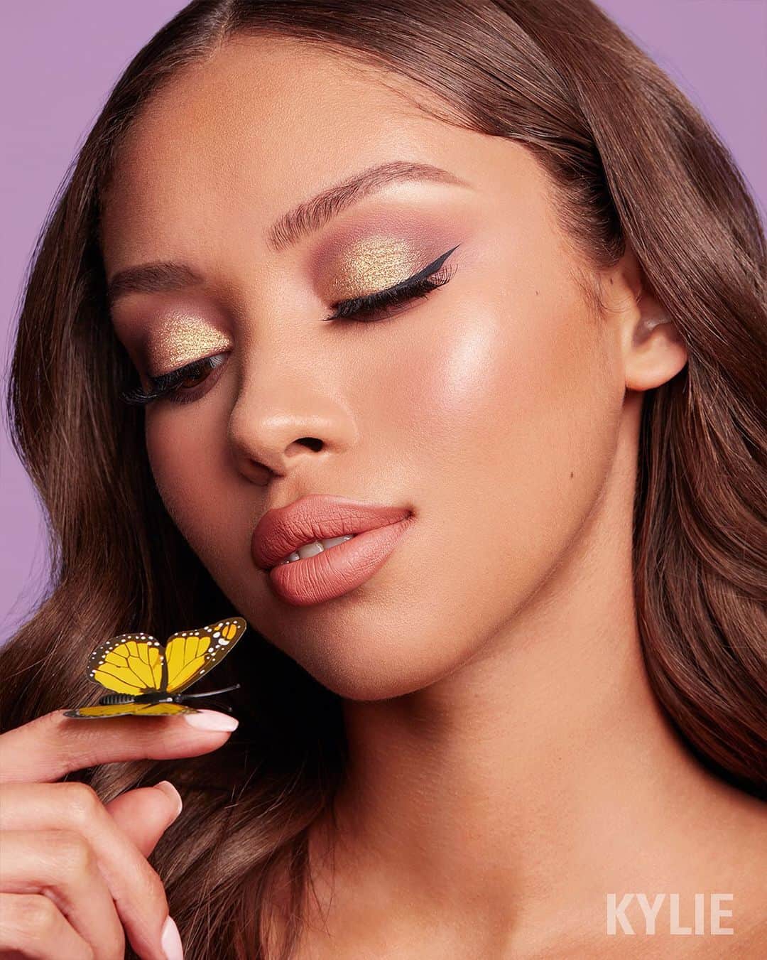 Kylie Cosmeticsさんのインスタグラム写真 - (Kylie CosmeticsInstagram)「neutral #stormicollection look ✨ Stormi lip kit, Flutter In Love blush and Stormi palette on the eyes 🦋 2.1.20」1月28日 5時02分 - kyliecosmetics