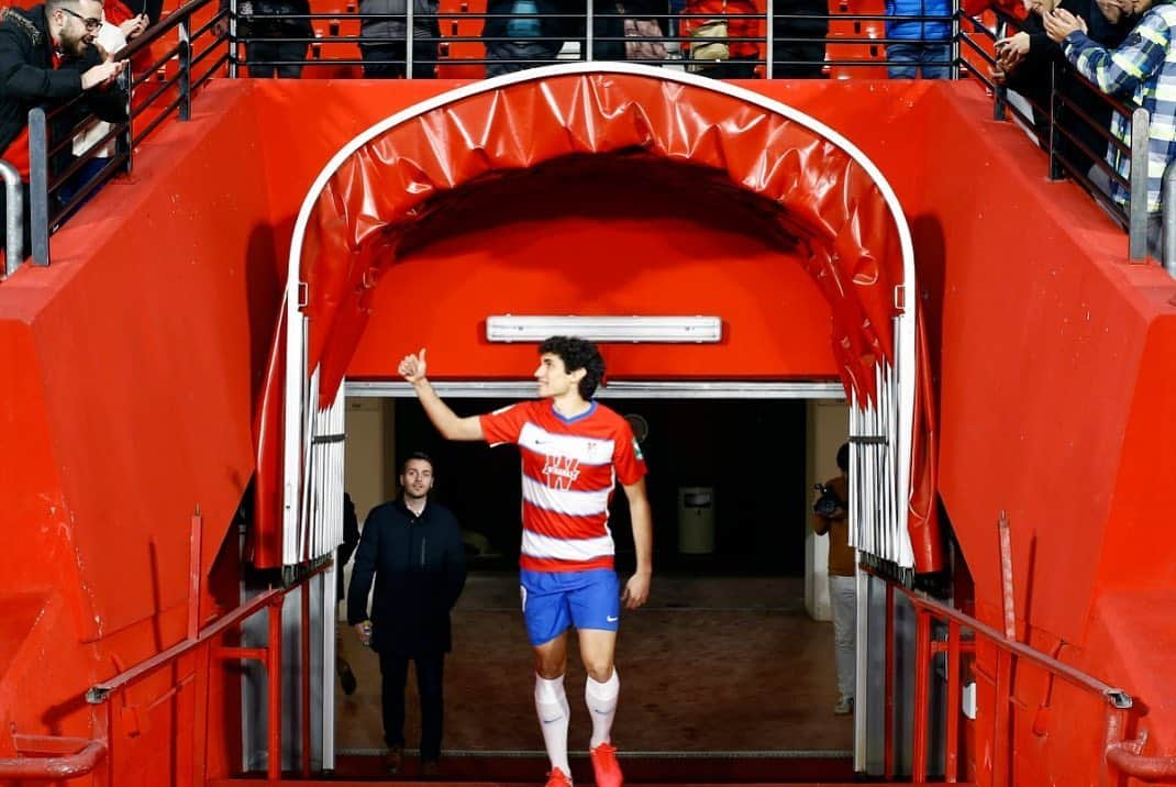 グラナダCFさんのインスタグラム写真 - (グラナダCFInstagram)「Presentación de @jesusvallejo1997 🔴⚪️ #Granada #Laliga #ligasantander #liga #futbol #soccer #football #granadacf」1月28日 5時16分 - granadacf