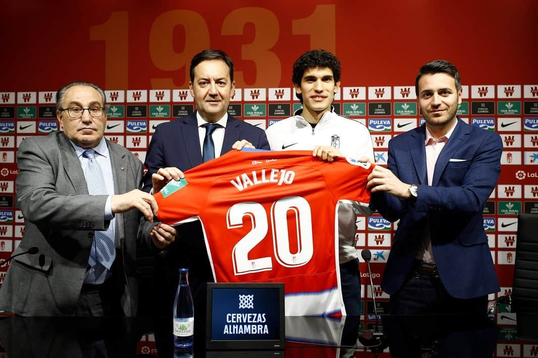 グラナダCFさんのインスタグラム写真 - (グラナダCFInstagram)「Presentación de @jesusvallejo1997 🔴⚪️ #Granada #Laliga #ligasantander #liga #futbol #soccer #football #granadacf」1月28日 5時16分 - granadacf