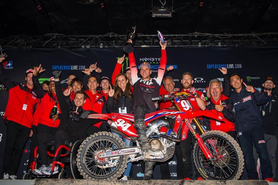 Honda Powersports USさんのインスタグラム写真 - (Honda Powersports USInstagram)「Red Rider Race Report  SUPERCROSS | Congratulations to Team Honda HRC rider Ken Roczen @kenroczen94 on going 3 for 3 to take home the Triple Crown in Glendale, Arizona!  ARENACROSS | Clean sweep for Phoenix Racing's @phxracinghonda Kyle Peters @kylepeters , who earned all four main-event wins across two nights of racing in Guthrie, Oklahoma.  NHHA | JCR Honda’s @jcrhonda Tarah Gieger @tarahgieger took the Women’s Pro 250 race in her very first hare & hound on her CRF250RX.  More coverage at @honda_racing_us」1月28日 5時09分 - honda_powersports_us