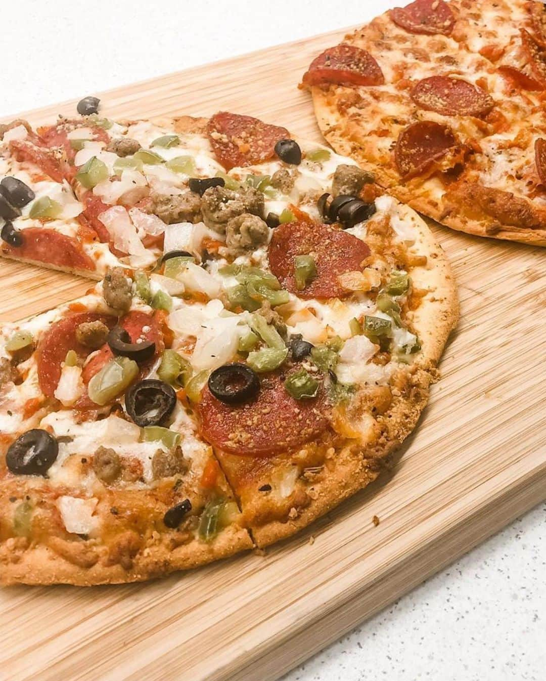 questnutritionさんのインスタグラム写真 - (questnutritionInstagram)「ARE YOU READY FOR THE BIG GAME!? 🍕🏈 Use our Store Locator (accessible via the link in our bio) to find the Quest Pizza nearest you! Stock up now before it sells out! 🙌😍 • Quest Pizza is a great tasting, low net carb frozen pizza made with a special protein crust. Each 9-inch pizza has between 20-28 grams of protein, 5-6 grams of net carbs per serving, and is gluten-free. 👌 #OnaQuest」1月28日 5時21分 - questnutrition