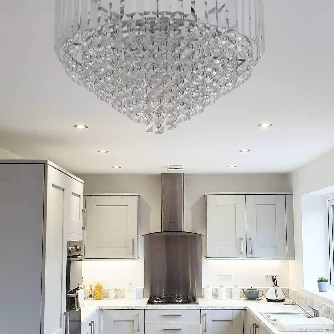ローラアシュレイのインスタグラム：「Our Grand Vienna Ceiling Pendant looks right at home in @ourchathamhome's kitchen. There's really nothing like a bit of statement lighting to give your room an instant glow up. ✨」