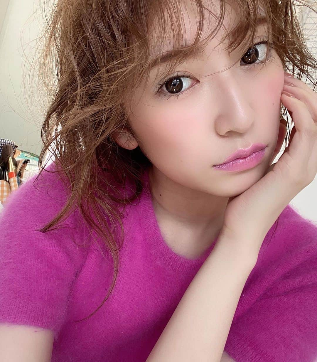 吉田朱里さんのインスタグラム写真 - (吉田朱里Instagram)「発売中のRay なんと裏表紙にも私がいます☺️ . 今月はPAUL & JOE さんとの タイアップ企画とヘアアレンジと アカリンの読むサプリと 色んなページに載ってます💗 しっかり探してね！ . #吉田朱里 #アカリン #paulandjoe #リップ #美容 #メイク　#春メイク　#美容垢　#オレンジメイク　#ピンクメイク　#ray」1月28日 5時31分 - _yoshida_akari