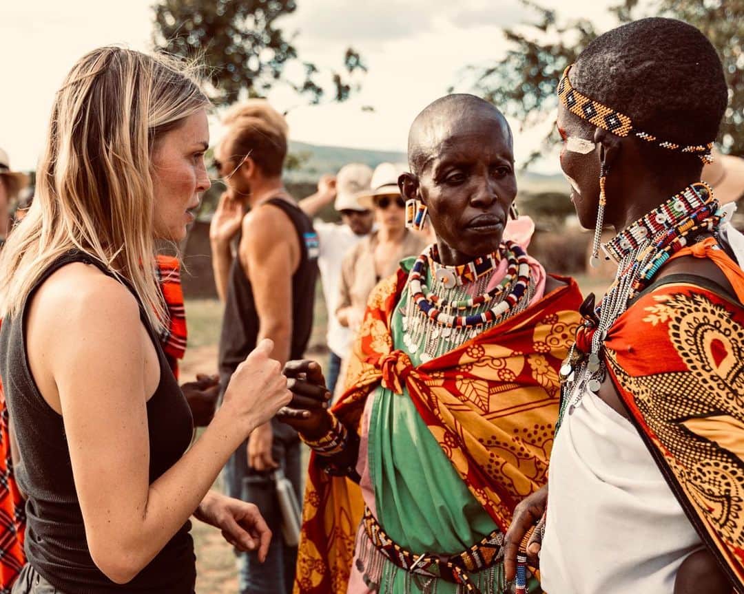 フィービー・ダールのインスタグラム：「Come adventure with me!!! One spot left for our dream safari in Kenya with @kintravel , one the first pioneering conservation projects, gorgeous camps with the most highly rated guides in the world. ⠀⠀⠀⠀⠀⠀⠀⠀⠀⠀⠀⠀ It’s an adventure of a lifetime with 14 friends who alone share a 7800 acre community-owned conservancy and an experience of wildlife and community more intimate than most will ever know. ⠀⠀⠀⠀⠀⠀⠀⠀⠀⠀⠀⠀ We start pff by staying in an active elephant corridor inspired by Cottars original 1920s hunting kit’s and make our way with warriors and guides by foot and Landcruiser to Cottars 1920s luxury camp, tracing their story from infamous big game hunters to leading conservationists protecting a critical wildlife corridor. ⠀⠀⠀⠀⠀⠀⠀⠀⠀⠀⠀⠀ Just a one spot left for our upcoming trip: Feb 25 - March 2nd 🐆 and a dates in October 2020 too. DM to inquire」