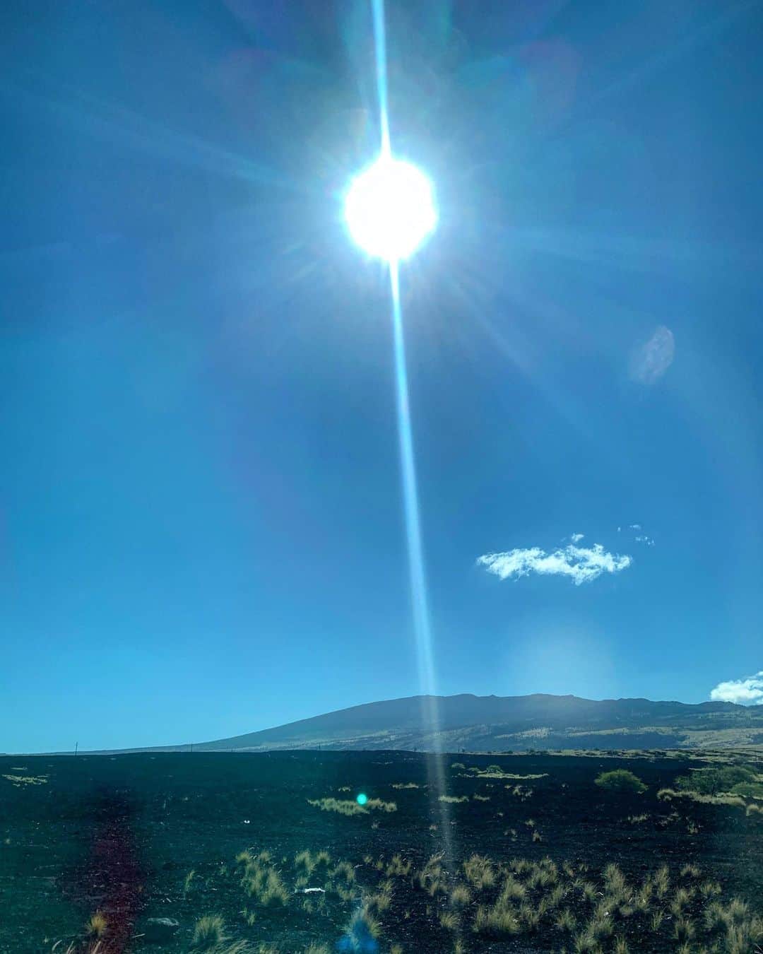 有末麻祐子さんのインスタグラム写真 - (有末麻祐子Instagram)「撮影でハワイ島に来ました⛰ 去年の末に、また行きたいな〜とおもって言っていた数週間後の連絡で言霊だまってこういう事だなと思いました。 きっと呼ばれた🧜🏻‍♀️w やっぱりハワイ島は不思議なパワーが絶対にある⛰ 太陽の周りの光が、なんとも綺麗🦋」1月28日 5時50分 - mayukoarisue