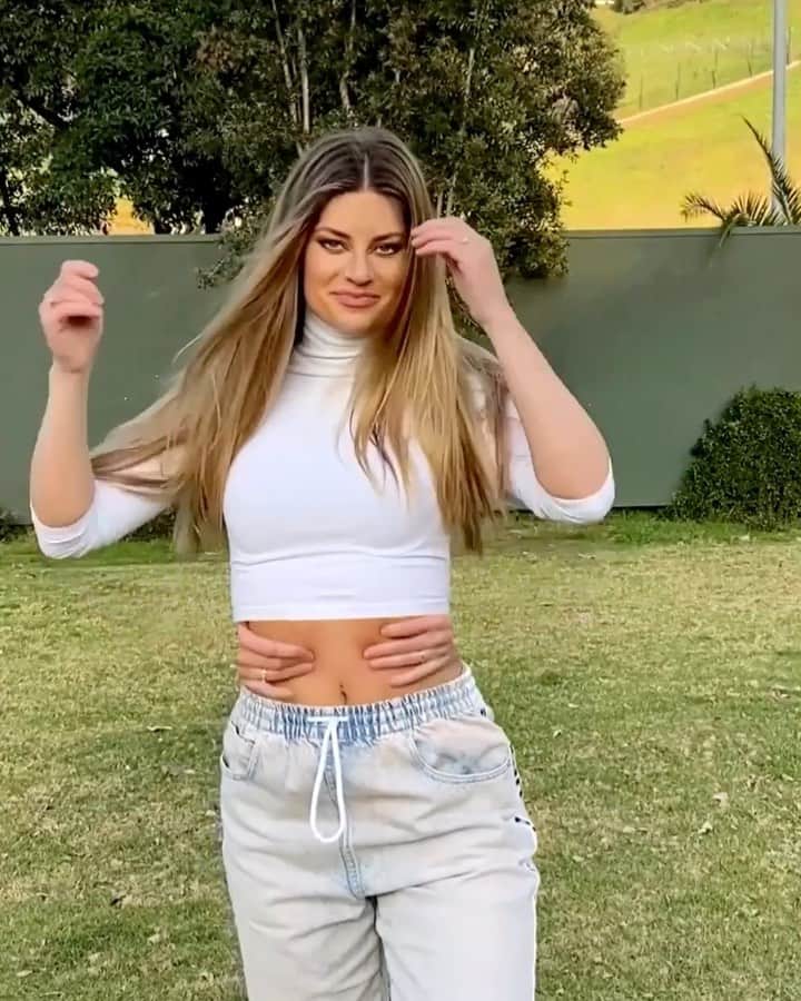 Hannah Stockingのインスタグラム：「Who’s hand is it anyway? (Wait for it)」