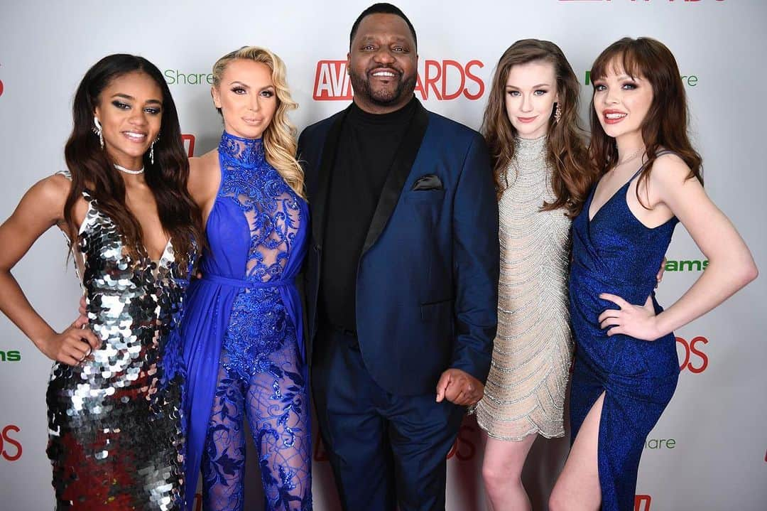 ニッキー・ベンツさんのインスタグラム写真 - (ニッキー・ベンツInstagram)「With my co-host #EmilyBloom, the 2020 @avnawards trophy girls, and @ariesspears #2020avn #avn2020 #avnawards #avnawards2020」1月28日 5時44分 - nikkibenz