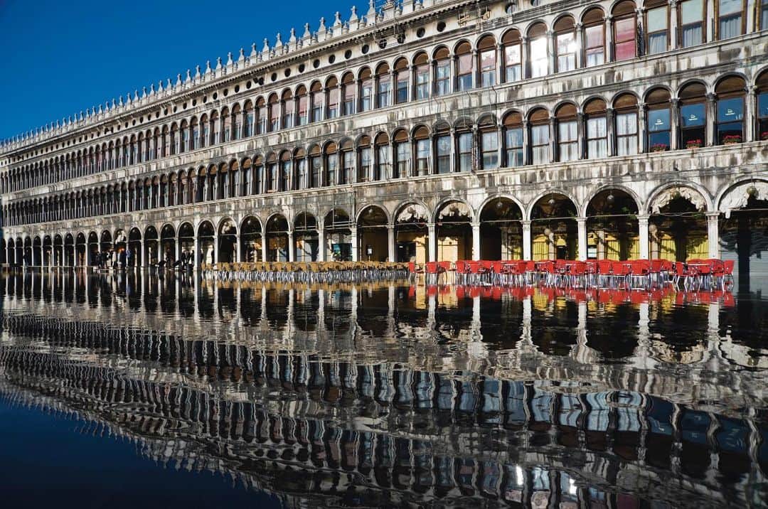 National Geographic Creativeさんのインスタグラム写真 - (National Geographic CreativeInstagram)「Photo by @jodicobbphoto | A reflection pool is made as the acqua alta floods low-lying parts of Venice near St. Marks Plaza. #Venice #Italy #Plaza」1月28日 6時07分 - natgeointhefield