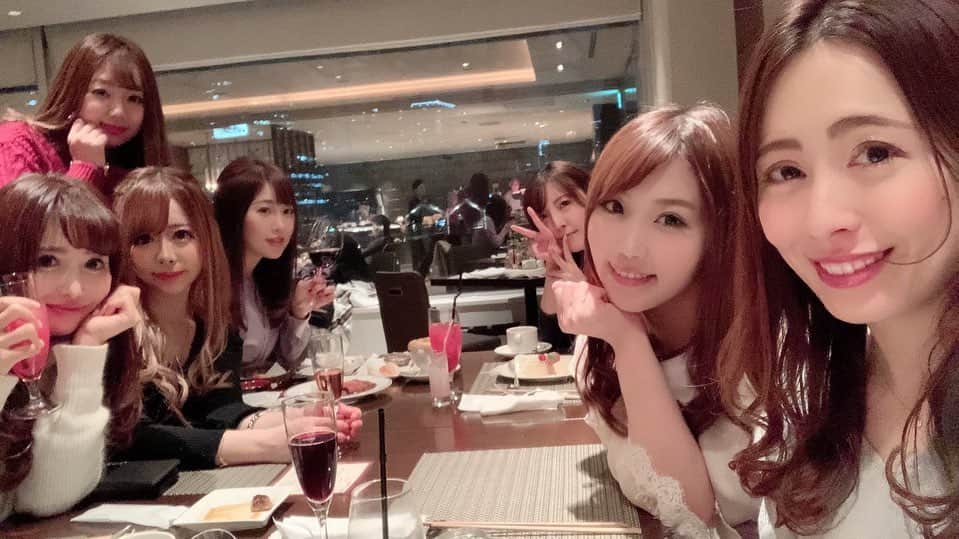 MIUさんのインスタグラム写真 - (MIUInstagram)「インターコンチネンタルホテルのシェフズキッチンで女子会してきた❤ おいしすぎたぁあ(💙^o^💙) くるみんお誕生日おめでとう🥰🥰🥰 みんなでお祝いʕ•ᴥ•ʔ💕 女子会また来月〜💖💖💖 #インターコンチネンタル東京ベイ #シェフズキッチン #女子会 #ビュッフェ #ディナー」1月28日 6時01分 - miu_sakurai_official