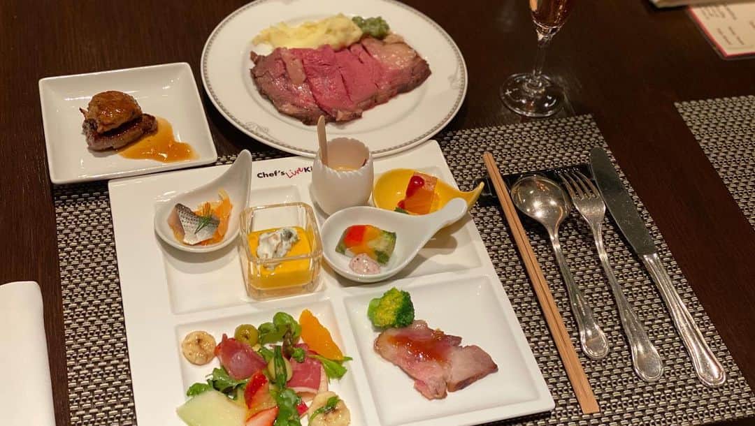 MIUさんのインスタグラム写真 - (MIUInstagram)「インターコンチネンタルホテルのシェフズキッチンで女子会してきた❤ おいしすぎたぁあ(💙^o^💙) くるみんお誕生日おめでとう🥰🥰🥰 みんなでお祝いʕ•ᴥ•ʔ💕 女子会また来月〜💖💖💖 #インターコンチネンタル東京ベイ #シェフズキッチン #女子会 #ビュッフェ #ディナー」1月28日 6時01分 - miu_sakurai_official