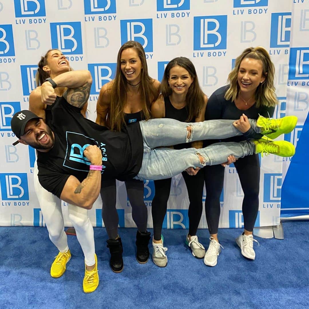 Janna Breslinさんのインスタグラム写真 - (Janna BreslinInstagram)「MY SQUAWD 💪🏻🔥 Expos are better with family ❤️ love every one of these humans!! Thank you @livbody for the kick ass booth this weekend and thank you everyone who came by! If you guys are interested in healthy supplements with nothing artificial, check them out and save some cash with “janna20”💙」1月28日 6時04分 - jannabreslin