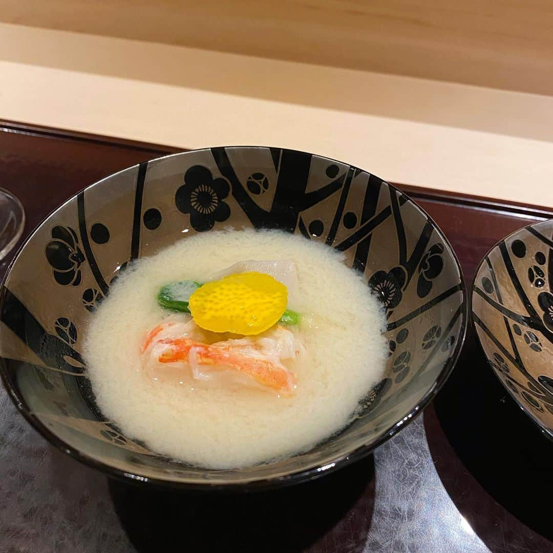 金子エミさんのインスタグラム写真 - (金子エミInstagram)「美しく手の込んだ和食。とっても美味しかったです。久しぶりに静かな場所でゆっくり食事ができ、新たな未来予想図と懐かしい感覚を感じた時でした。 ・ ・ #懐石#日本料理#和食#辻#麻布台#麻布十番」1月28日 6時34分 - emikaneko1114