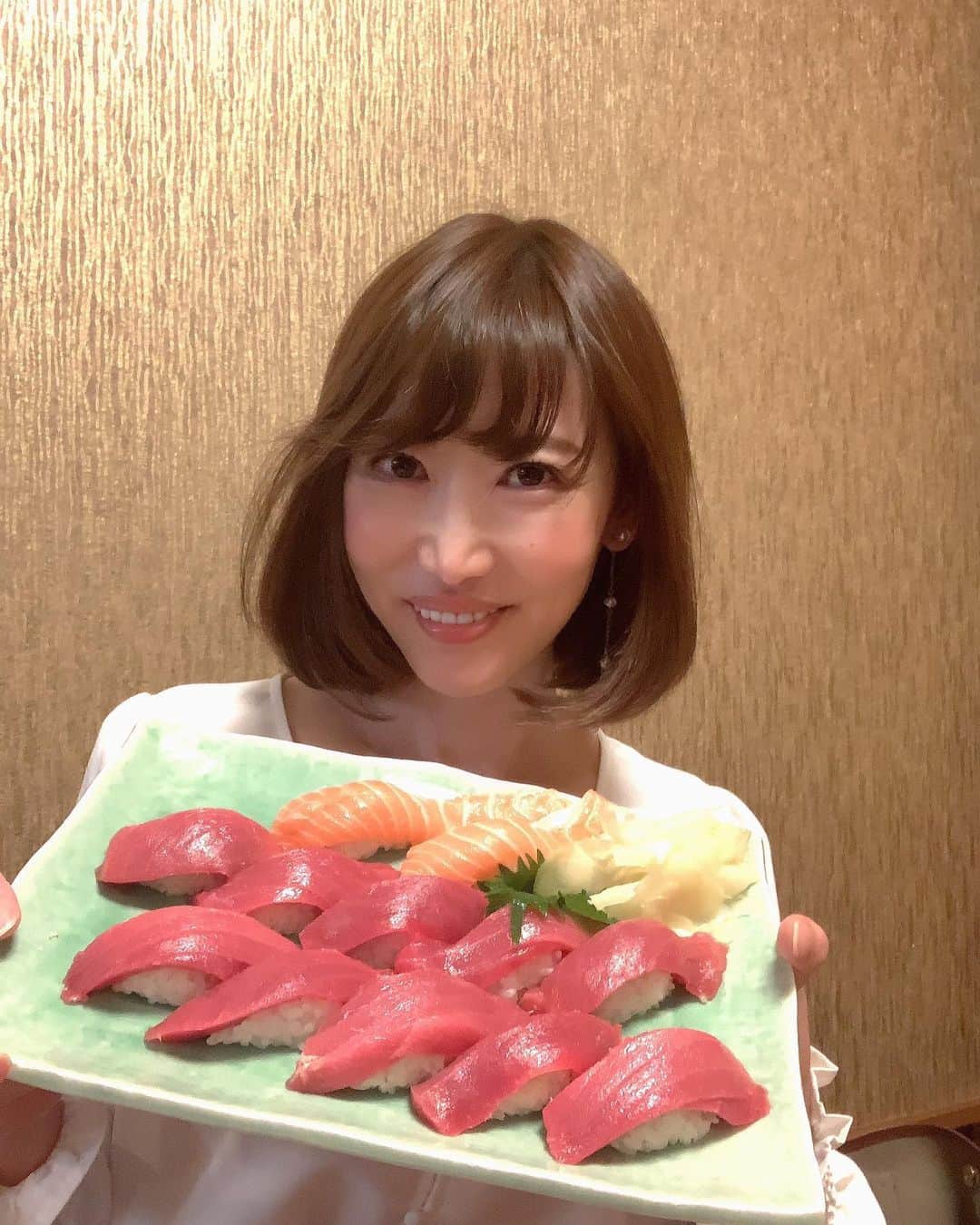 渋谷恭子さんのインスタグラム写真 - (渋谷恭子Instagram)「久しぶりに家族と一緒にご飯を食べに行ってきたよ😋🍣 ・ ・ 最近、寒い日が多いよね❄️ そんな時はレギンス✖️ブーツ ギュギュレギンス(@gyugyuleg_lme)は足首からお腹までカバーしてくれるから冷え対策にピッタリ！ 体型カバーも同時にできちゃうよ😊 ・ ・ テーピングで巻くように加圧するから、マッサージ効果もあるみたい‼️ レギンスだけじゃなく、ブラやショーツなども入っている，ギュギュギュシリーズの福袋🧧  キャンペーンは1月31日までだから、気になる方は @gyugyuleg_lme を見てみてね😉 ・ ・ #ギュギュレギンス  #着圧レギンス  #美脚ケア  #産後ボディメイク  #痩せ見え  #骨盤ケア  @gyugyuleg_lme」1月28日 6時59分 - kyoko.86