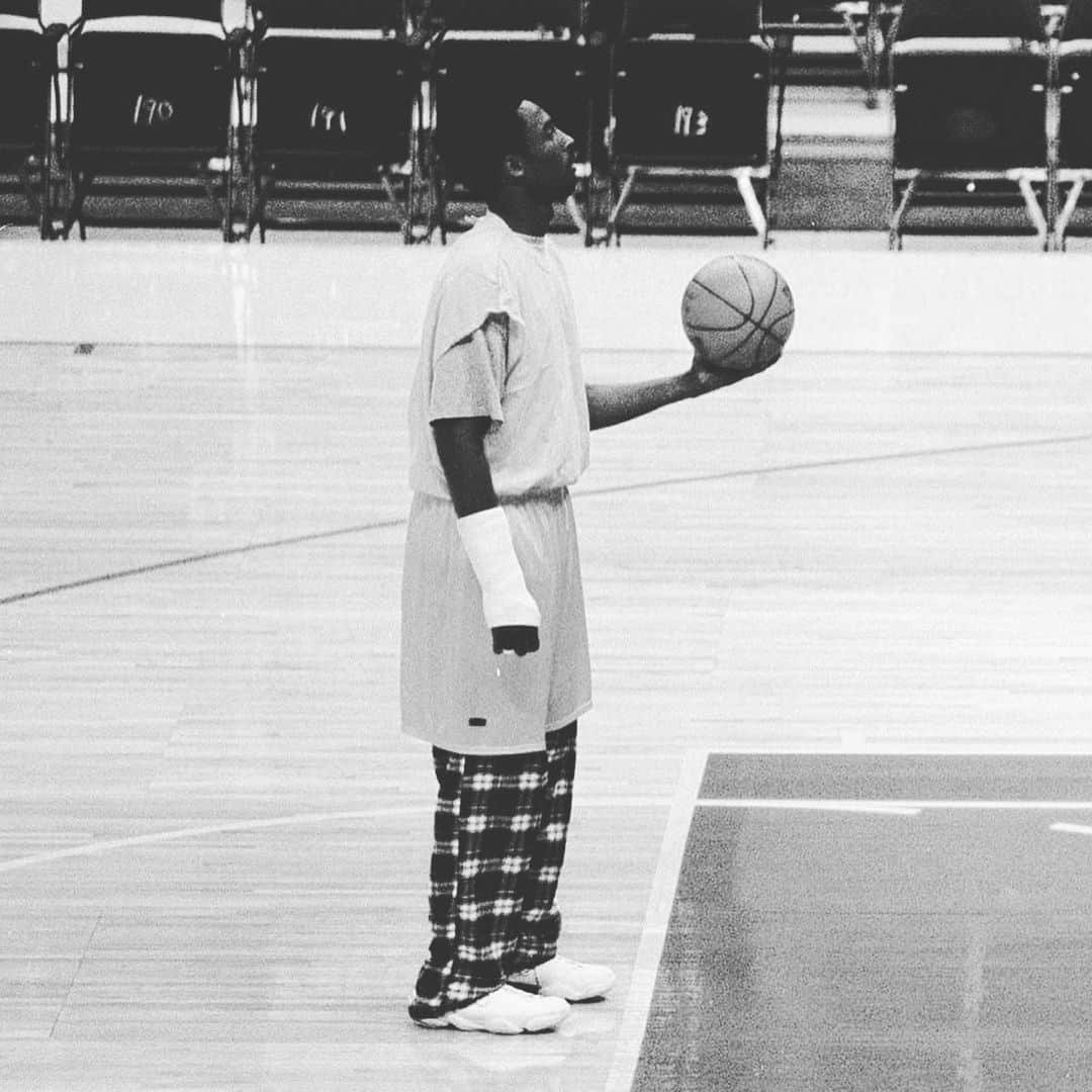 セス・カリーのインスタグラム：「For the love of the game.... Thank you for the example! Thank you for the inspiration!  Rest easy Mamba & Mambacita 🙏🏽」