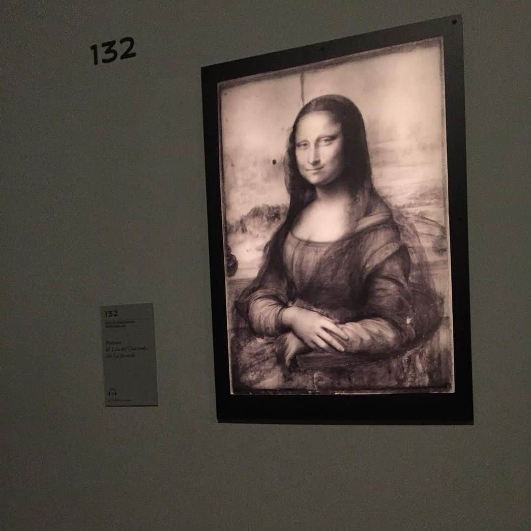 EFFIEさんのインスタグラム写真 - (EFFIEInstagram)「ルーブル美術館で行われている、Léonard da Vinci展 大人気で延長されたにもかかわらすぐに予約でいっぱい 素描から分析段階とかとても興味深い内容でした。 しかしいつ見ても美しいルーブルのピラミッド  #ルーブル#ダヴィンチ展#parislife#フランス生活#パリの夜#パリ散歩#effie#アロマの香り#うつくしい」1月28日 7時08分 - e.f.international