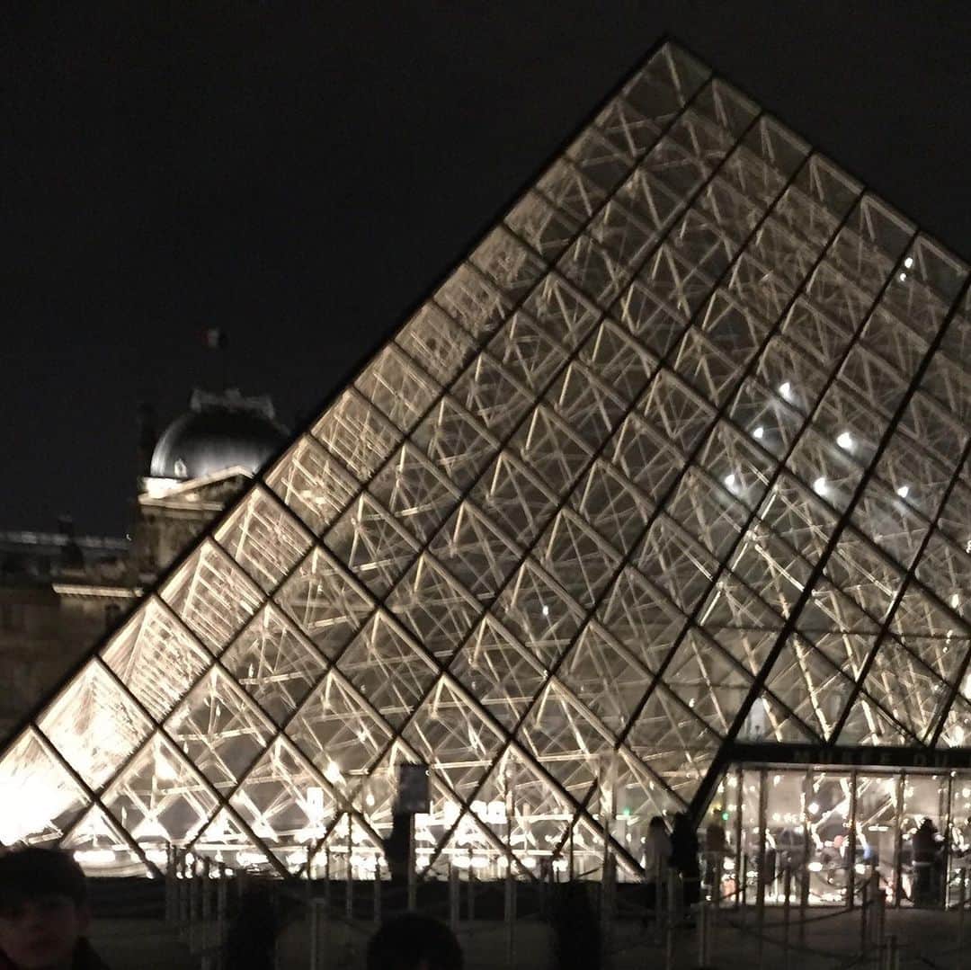 EFFIEさんのインスタグラム写真 - (EFFIEInstagram)「ルーブル美術館で行われている、Léonard da Vinci展 大人気で延長されたにもかかわらすぐに予約でいっぱい 素描から分析段階とかとても興味深い内容でした。 しかしいつ見ても美しいルーブルのピラミッド  #ルーブル#ダヴィンチ展#parislife#フランス生活#パリの夜#パリ散歩#effie#アロマの香り#うつくしい」1月28日 7時08分 - e.f.international