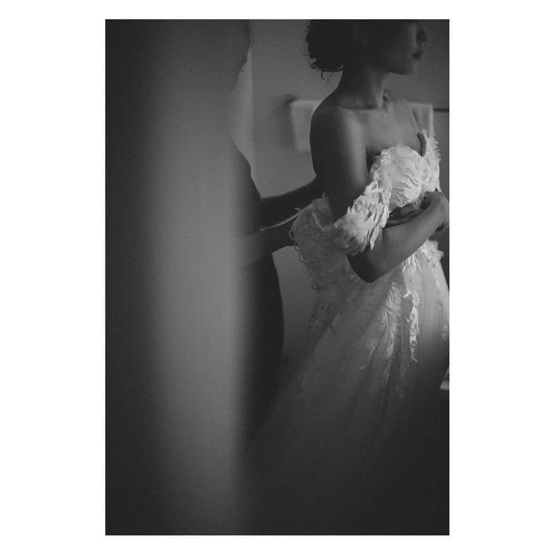 のインスタグラム：「Wedding😊  仕事では何度か着たけど、自分の好きなデザインって考えるとすごく悩みましたが、大好きなドレスに出会えました。式はやっぱり泣いた。自分の家族が泣いているのをみて、すぐ涙が出てしまいました。素敵な時間でした。 撮影チームも最高だったー！！ #ハワイ挙式 #ウェデングドレス　#hawaiiwedding @betterhalf_hawaii  Hair&Makeup @yuco.sasaki  Photographer @kanaephotos Movie @liliakalahawaii」