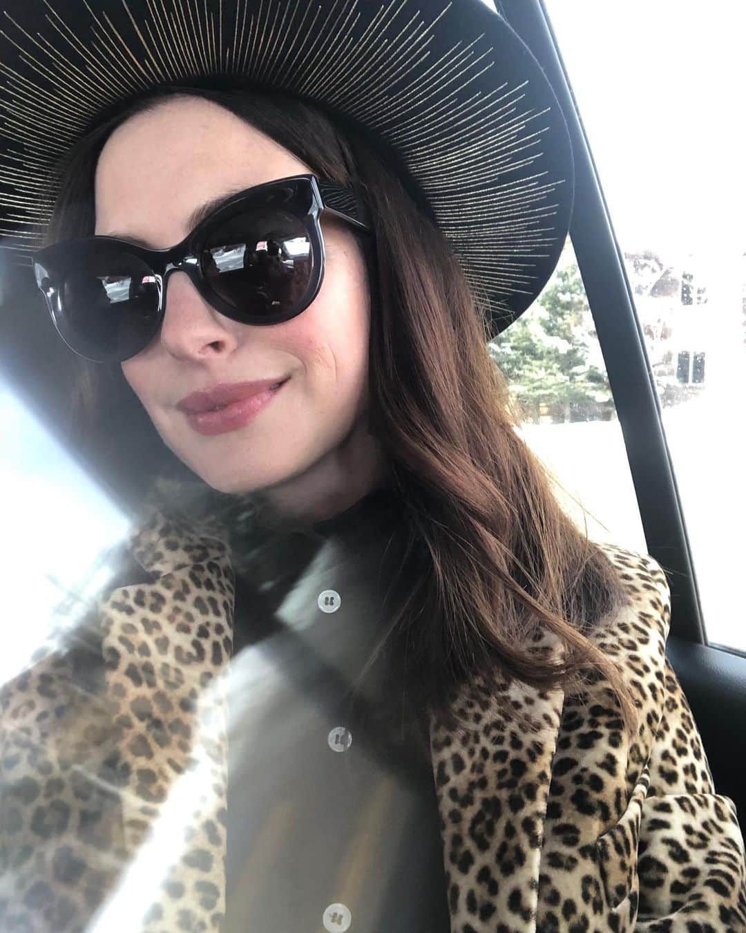 アン・ハサウェイさんのインスタグラム写真 - (アン・ハサウェイInstagram)「#TheLastThingHeWanted–and this hat–is in Park City. Thank you, @sundanceorg!」1月28日 7時12分 - annehathaway