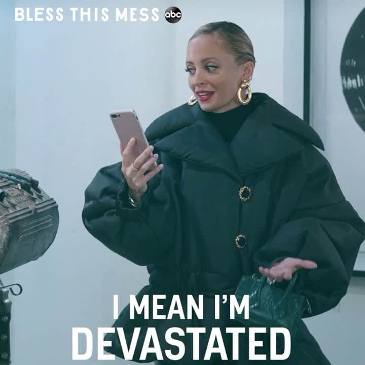 レイク・ベルのインスタグラム：「@nicolerichie I see you. I see you gurl. TOMORROW NIGHT NEW EPISODE OF @blessthismesstv 💋」