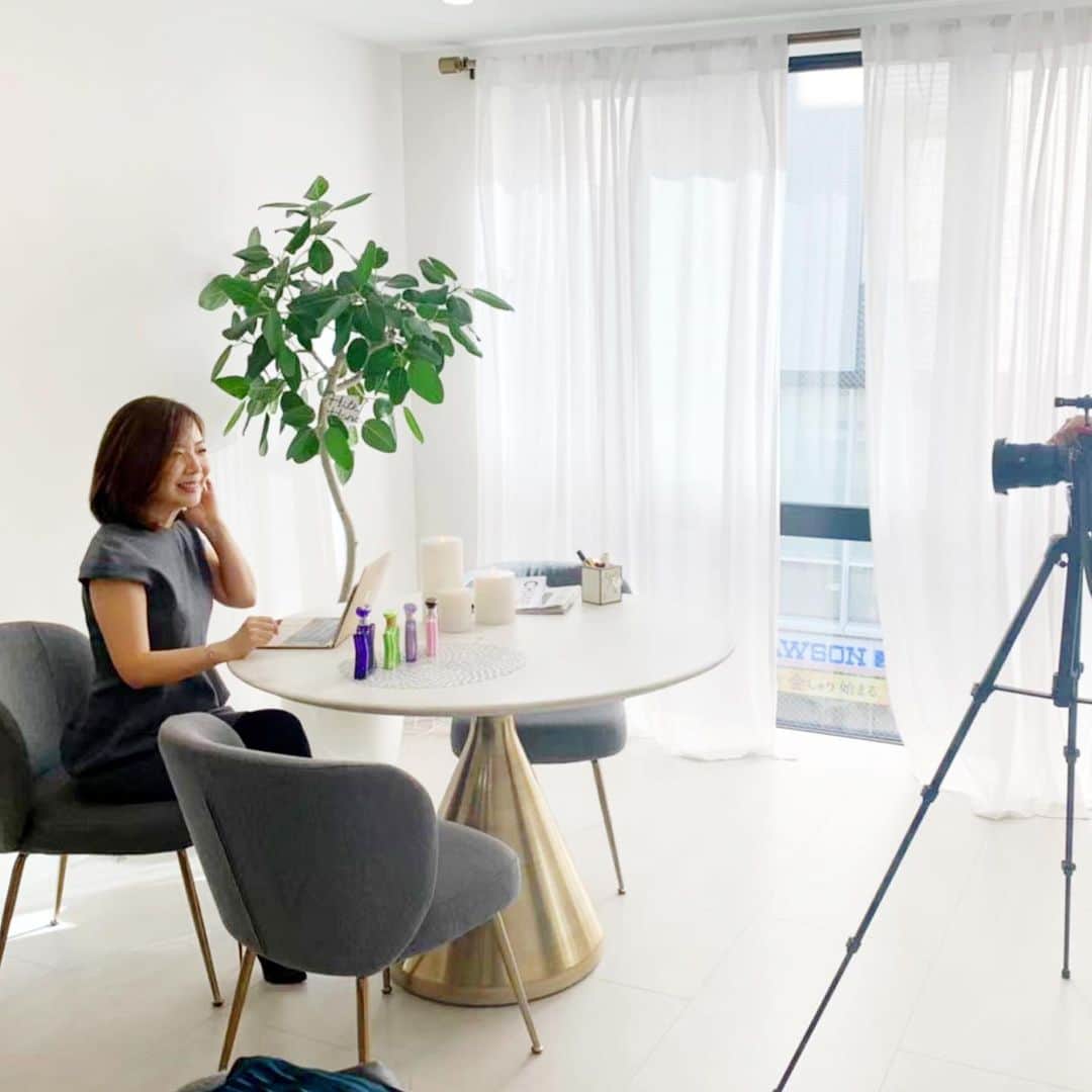 のインスタグラム：「昨夜は、﻿ オンラインサロン　「Grace Salon」の﻿ Zoom グルコンでした。﻿ ﻿ ﻿ 録画動画アップしています。﻿ メンバーの方はいつでも視聴可能です💓﻿ ﻿ ﻿ 昨日は、恋愛のこと、﻿ 仕事の悩み相談が多かった。 ﻿ ﻿ Mちゃんの悩みは、﻿ なぜ、なぜ、﻿ 恋愛だけ上手くいかないのか？﻿ ﻿ ﻿ 変な男性を選んでしまう。﻿ 最初はいいけど、俺様気質で、﻿ モラハラみたいになっていく。﻿ ﻿ ﻿ だんだん何も言えず、﻿ 結局破局に　涙﻿ ﻿ ﻿ でも親子関係に問題ないし、、、﻿ 両親仲もいい、﻿ 優しくなんでもしてくれる親。﻿ ちゃんと愛を感じる。﻿ ﻿ ﻿ どう考えたらいいのかー？﻿ ﻿ ﻿ 彼とのコミュニケーションの取り方に﻿ 着目してみました。﻿ ﻿ ﻿ これが何らかの形で親子と絡んでいて、﻿ 愛の枯渇感があるかもと。﻿ ﻿ ﻿ あったよー🤭﻿ ﻿ ﻿ やっっっさしくて、﻿ なんでもしてくれる親。﻿ ﻿ ﻿ でも、そのしてくれる事は、﻿ 必ずしも自分が望んでいる事では なかった。﻿ だけど、違うと本音を言えない。﻿ ﻿ ﻿ やってくれているのに、﻿ 違うというのは悪い子？わがまま？﻿ ﻿ ﻿ このコミュニケーションスタイルは、﻿ 男女ですると関係を壊してしまう。﻿ ﻿ ﻿ 満たされない心が奥深くにある。﻿ これを親子ワークを通して 見直していくと、﻿ 出会う人も、付き合い方も変わるよー。﻿ ﻿ ﻿ 本を読んでも、﻿ ブログを読んでも、﻿ なんか自分のケースとは違うようなと﻿ モヤモヤすることがあると思う。﻿ ﻿ ﻿ そんな時は、﻿ その道の専門家に聞くのが早いよっ﻿ ﻿ ﻿ 来月もZoomグルコンあるよっ﻿ ﻿ -------------------------------------------﻿ ﻿ ♦︎ Grace Salon ﻿ オンライン上で学べるサロン﻿ @hirokograce プロフURLより﻿ ﻿ ﻿ ♦︎ 継続メンタープログラム  3ヶ月待ち﻿ 空席募集は、プロフURLより﻿ 無料メールマガジンにご登録ください﻿ ﻿ ﻿ ♦︎ ウーマン魅力学Diploma講座募集﻿ ﻿ ・21期 満席﻿ ・22期 2020年3月 1席のみ ﻿ プロフURLより﻿ ﻿ ﻿ 著書：﻿ 夫を最強のパートナーにする方法（大和書房）﻿ やめたら幸せになる妻の習慣（Wave 出版）﻿ 愛され妻の習慣（Wave 出版）﻿ ﻿ ﻿ ▶︎ ブックアカウント ﻿ @hirokograce_books ﻿ ﻿ #gracesalon#ウーマン魅力学 #ヒロコの愛されマインド #ヒロコ流ブレない女性の生き方 #生き方#アラフォーママ  #パートナーシップ #海外志向 #ニューヨーク流マインド  #ライフスタイル #海外旅行 #ぶれない軸 #女性の生き方 #グローバルスタンダードマインド #キャリアウーマン #女性経営者 #女性起業家 #海外ファッション #アラサーコーデ #年齢の重ね方 #生き方改革 #不安解消#海外暮らし #素敵空間」