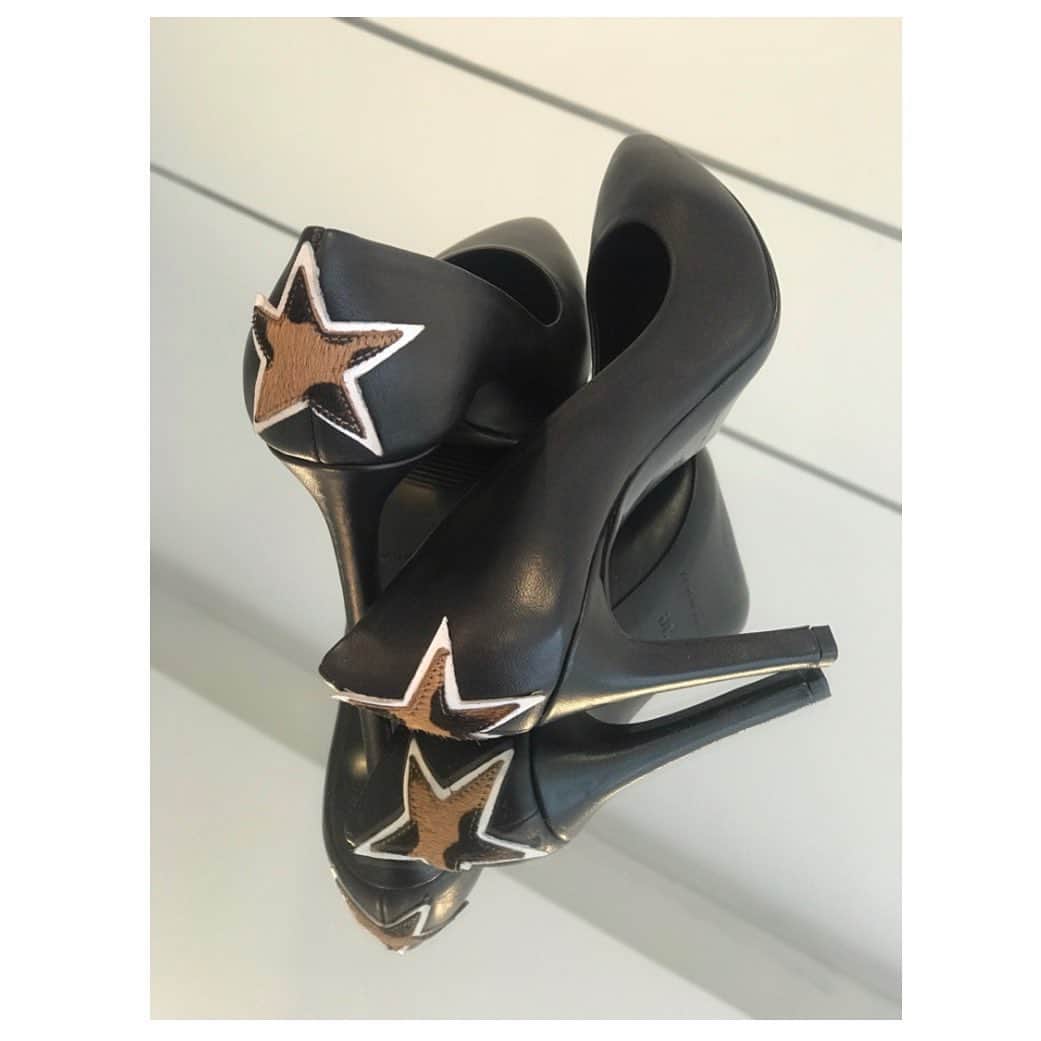 イズロさんのインスタグラム写真 - (イズロInstagram)「#islo #isabellalorusso #isloshoes #fashion #style #madeinitaly #decollete #leather #tacchi #heels #detail #star #stella #animalier #maculato #saldi #sale #staytuned #alan」1月28日 7時35分 - islo_isabellalorusso