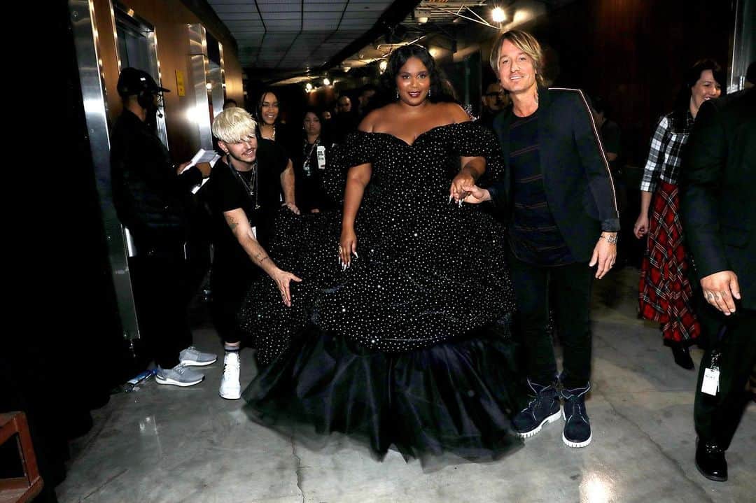 キース・アーバンのインスタグラム：「If he don’t love you anymore - then show him ALL YOUR FINE ASS GRAMMYS!!!!! CONGRATS @lizzobeeating !!!!! “WE” love you ! - KU  #GRAMMYs 📸 Robin Marchant @gettyentertainment」