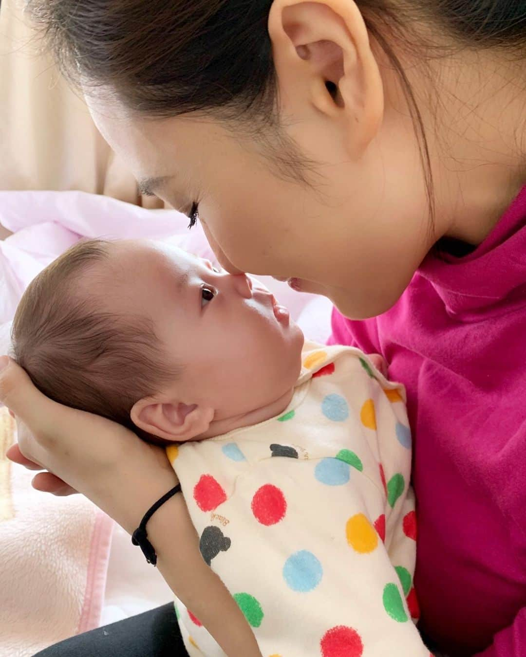 一木エリカのインスタグラム：「生後２ヶ月半❤️2month baby 👶🏻 明日が保証されてるわけでもない、愛する人のそばに常にいてあげよう。 Tomorrow is not promised. Keep your love one close . I Love You ❤️ #mylove #love #daughter #babygirl #2monthbaby #keepyourloveclose #kobebryant #ripkobebryant #ベビフル #babyofficial」