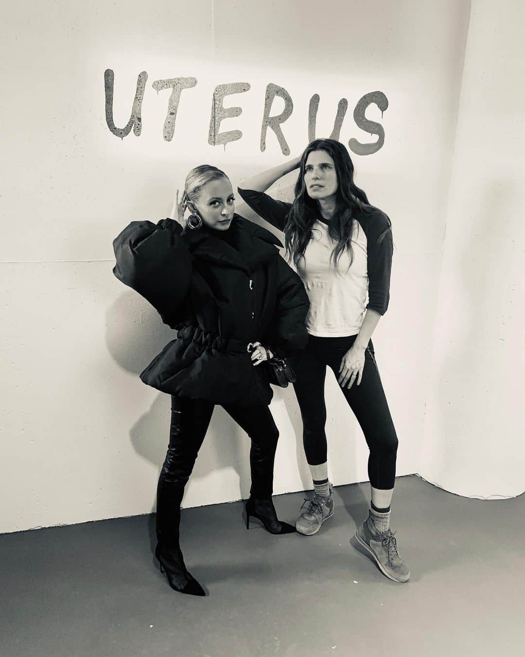 レイク・ベルのインスタグラム：「N I C O L E  is “SIERRA”. We did not have fun making her arc at all. No fun. #ArcFun @nicolerichie @blessthismesstv TOMORROW @abcnetwork」