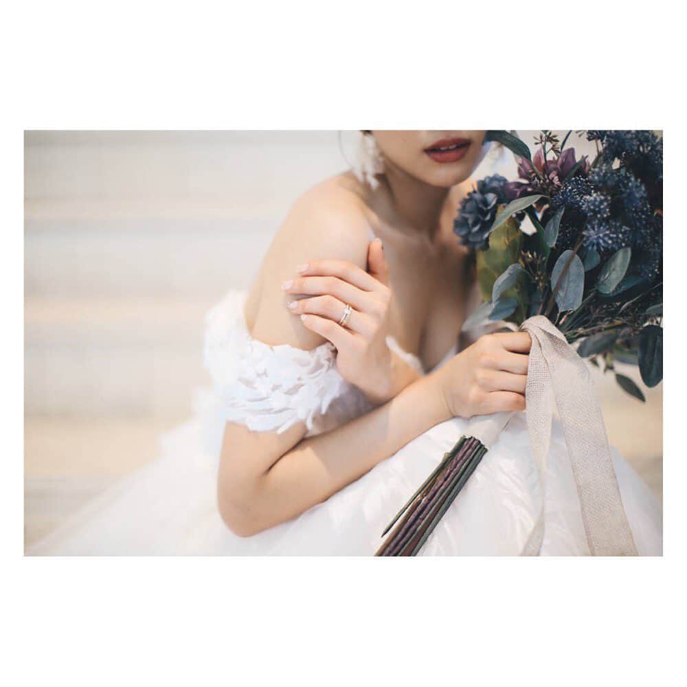 のインスタグラム：「@kanaephotos  さんの素晴らしいところは、どんなお天気でも、どんなにこちらが当日バタバタしていても、そのときの最高を考えて、きっと臨機応変に素敵に撮ってくれるところです。 だからもし、Kanaeさんに写真をお願いする方は、お天気も気にしないできっと大丈夫！きっと素敵に撮ってくれます😊私はフレーミングや色味がとても好きでした❤️❤️ #terrasbythesea #アーティシャルフラワー」