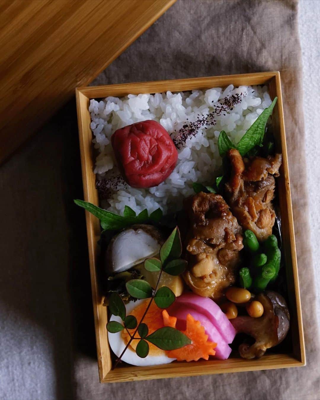 Ryoko Yunokiのインスタグラム：「+ + + Soy-simmered chicken and soy beans bento/鶏肉と大豆の醤油煮弁当 . *rice and umeboshi *soy-simmered chicken and soy beans with green beans and shiitake *steamed taro root *dashi-simmered bamboo shoots *hard-boiled egg *pickled red radish . ＊ご飯と梅干し ＊鶏肉と大豆の醤油煮 ＊蒸し里芋 ＊筍の出汁煮 ＊ゆで卵 ＊赤蕪の漬物 + + + #bento #お弁当 #丸の内弁当 #f52grams #公長齋小菅」
