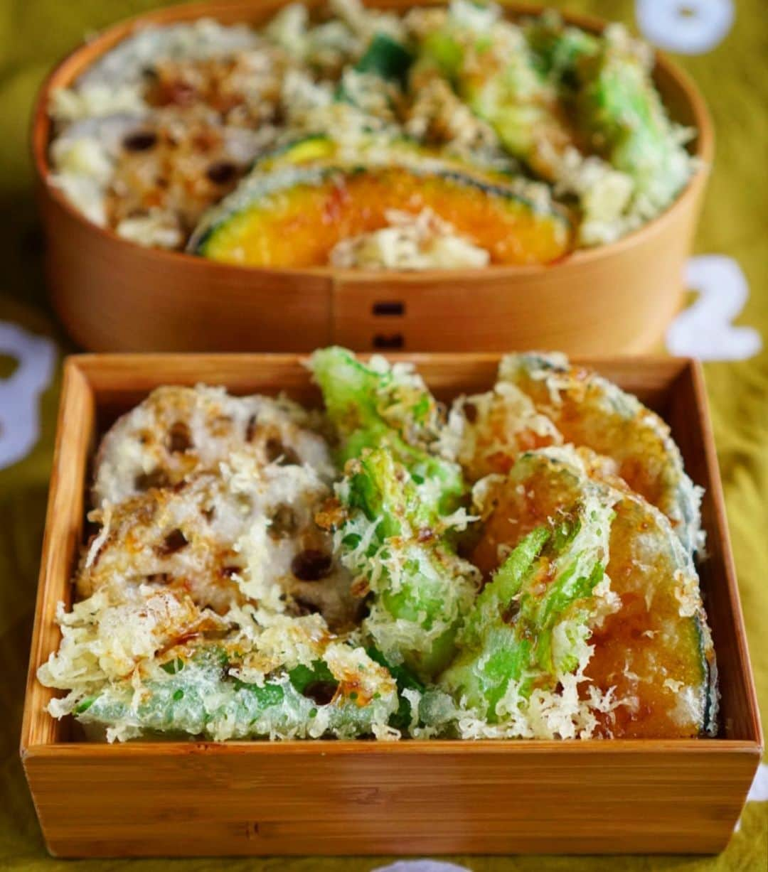 Chiharu Ko8yacさんのインスタグラム写真 - (Chiharu Ko8yacInstagram)「○野菜天丼弁当○ ・ れんこん 南瓜 モロッコいんげん つぼみ菜 フリーズドライ豆腐のお味噌汁 ・ タラの芽が出ていた。あまりいい状態じゃない割にお高かったのでだいぶ悩んだ末、つぼみ菜で手を打つ。 偉かった！給料日前のわたし😂 ・ 最近のお弁当のバラエティの無さよ🙈 #obento #bento #lunchbox #お弁当 #おべんとう#曲げわっぱ#わっぱ#野菜天丼#天丼#天丼弁当#ベジ弁当 #丼弁当#でも食べたかった#公長齋小菅」1月28日 7時43分 - ko8yac