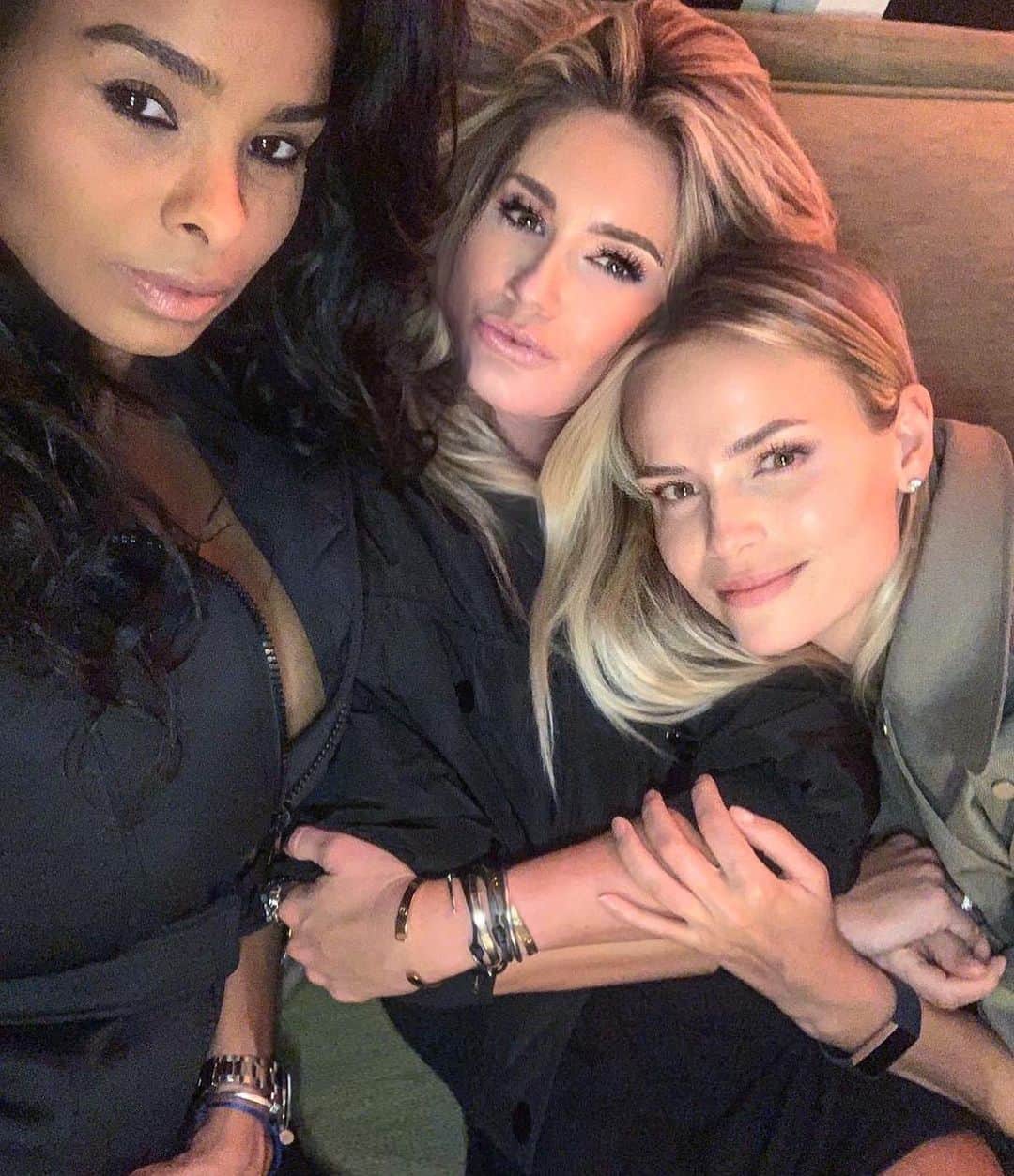 ナターシャ・ポーリーのインスタグラム：「I Wish Every Monday Was Like This 😎 @nikkie_official @mariahelenabaly」