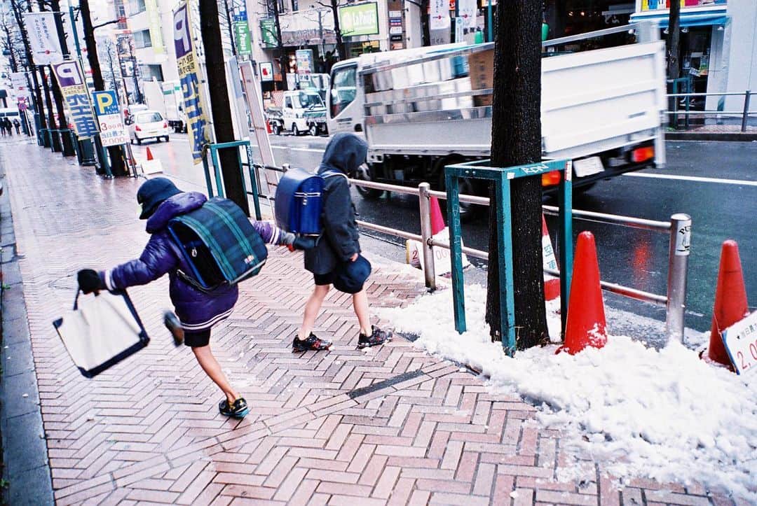 のインスタグラム：「都会の雪遊び。  #photobyaya #tokyo #東京 #雪遊び #生足 #小学生最強説」