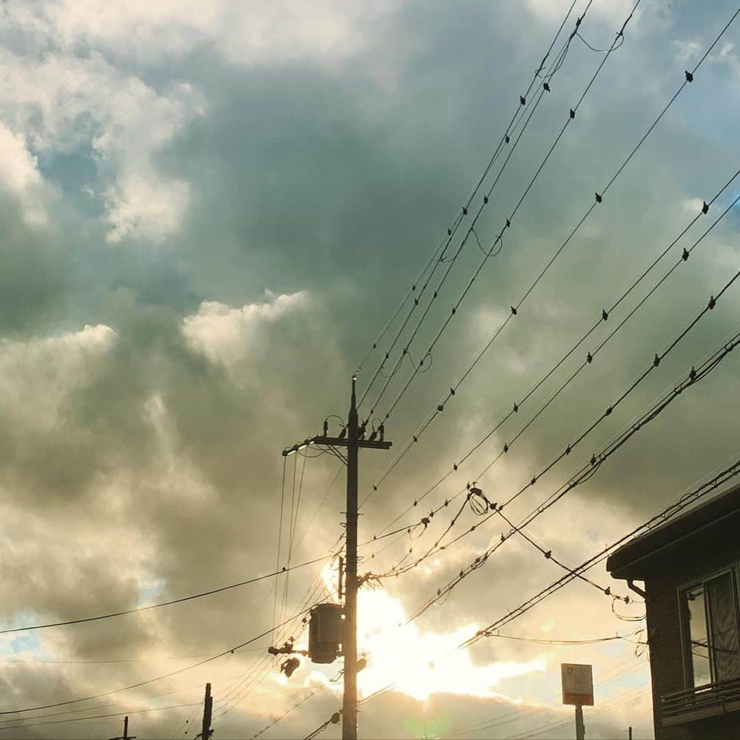 njun tamahkiのインスタグラム：「おはようございます😃  #電柱写真クラブ #wwwdc #silhouette #電線 #電柱 #空 #雲 #sky #cloud #sunlight  #シルエット  #ダレカニミセタイソラ」