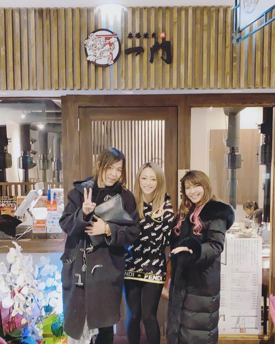 selfieneのインスタグラム：「頑張り屋さんの聖子ちゃんが #焼肉屋さん をオープンしたので 早速行ってきたよ❣️ どのお肉も柔らかくて美味しい✨ #西大井駅 の#駅前 で とてもわかりやすい場所だよ  家族でもデートでも きっと満足💖  是非行ってみて❣️ #厚切りタン #ドラゴンハラミ #大エビ  #本格焼肉 #一門  @seiko.iamhappy.73」