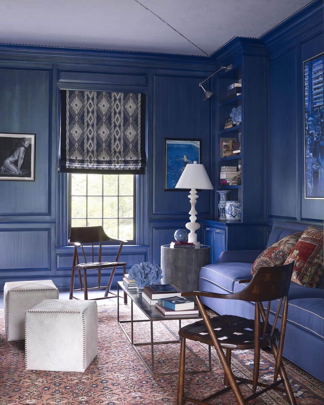 ELLE DECORさんのインスタグラム写真 - (ELLE DECORInstagram)「When a stylish young family found the house of their dreams—a neo-Georgian Colonial built in the 1980s on 12 acres of lush land—they enlisted interior designer @thomfilicia to make their weekend retreat all their own. Instead of opting for a rustic design scheme, they mixed classic and modern to create bold, unexpected interiors. In the library, a pair of vintage webbed-leather armchairs flank a cocktail table by Canvas and a custom-made sofa.  Click the link in bio for the full tour, from the ED archive. Photography: @williamwaldronphoto」1月28日 8時01分 - elledecor