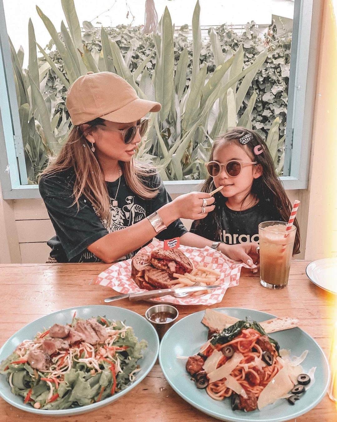 ✷kana✷のインスタグラム：「🍔🍹panama kitchen🍝🌴 . . フィードが季節感行方不明だけど笑 寒すぎるので暖かい写真どうぞ🥺🌴 . 流行りの場所だから寄ってみたけど ふつーにご飯ぜんぶおいしかった♡ 100%ビーフのサンドイッチ絶品🍴 . ここのプール入りたくてしょうがなかったね、、 水着持ってけばよかったな😂 . . @sunofpanama」