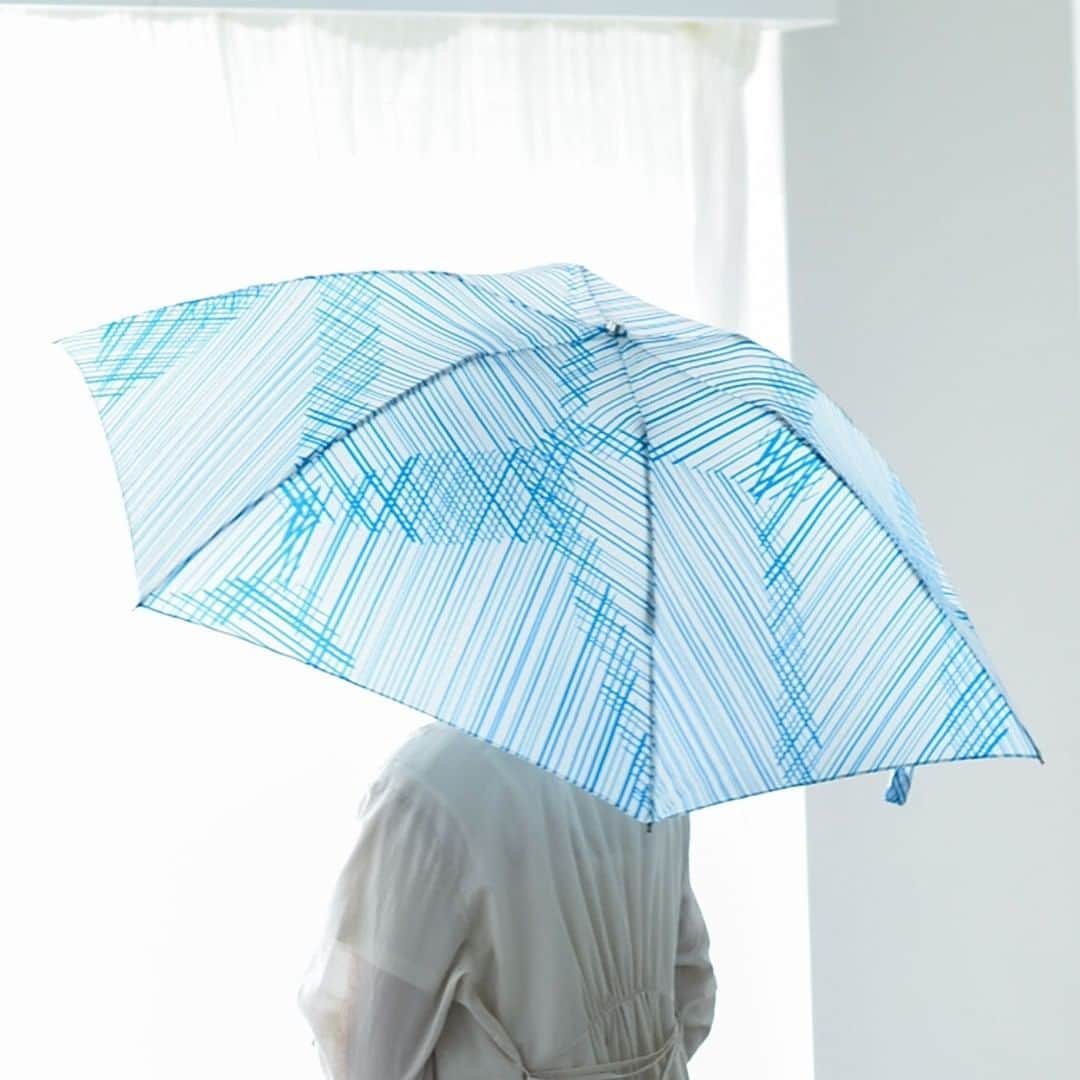 北欧、暮らしの道具店さんのインスタグラム写真 - (北欧、暮らしの道具店Instagram)「サトウアサミさん描き下ろしデザイン！当店オリジナルの晴雨兼用折りたたみ傘。 . - - - - - - - - - - - - 毎日持ち歩くことを考えると、 コンパクトな折りたたみ傘が便利。  ですが、使うたびにたたんで傘袋に入れる、 という動作が億劫に感じることもありました。  特に、濡れた傘を細い傘袋に入れ込むのは 至難の技で、結局グチャグチャに……。 . そこで、ひと工夫加えたのが「傘袋」。 ちょっとした移動の途中なら バサッと気軽にしまっておけるよう トート型にしました！  見た目だけでなく、機能面まで こだわり抜いた当店オリジナル 自信作の折りたたみ傘。  デザインは、昨年のクラシ手帳でもお馴染みの サトウアサミさんの描き下ろしです◎  ちょっと憂鬱になりがちな雨の日こそ、 明るい色柄モノがおすすめですよ。 . - - - - - - - - - - - - 折りたたみ傘 / 晴雨兼用 / サトウアサミ×KURASHI&Trips PUBLISHING . ▶︎ プロフィールのリンクから、お値段・サイズなど詳しい情報をご覧いただけます。→@hokuoh_kurashi . #fashion#coordinate#outfit#折りたたみ傘#傘#テキスタイル#サトウアサミ さん#日傘#雨傘#バッグ#バッグの中身#カバンの中身#通勤#休日#雨の日#ファッション#コーデ#雨コーデ#北欧雑貨#シンプル#暮らしを楽しむ#日々の暮らし#北欧#暮らし#北欧暮らしの道具店」1月28日 8時00分 - hokuoh_kurashi