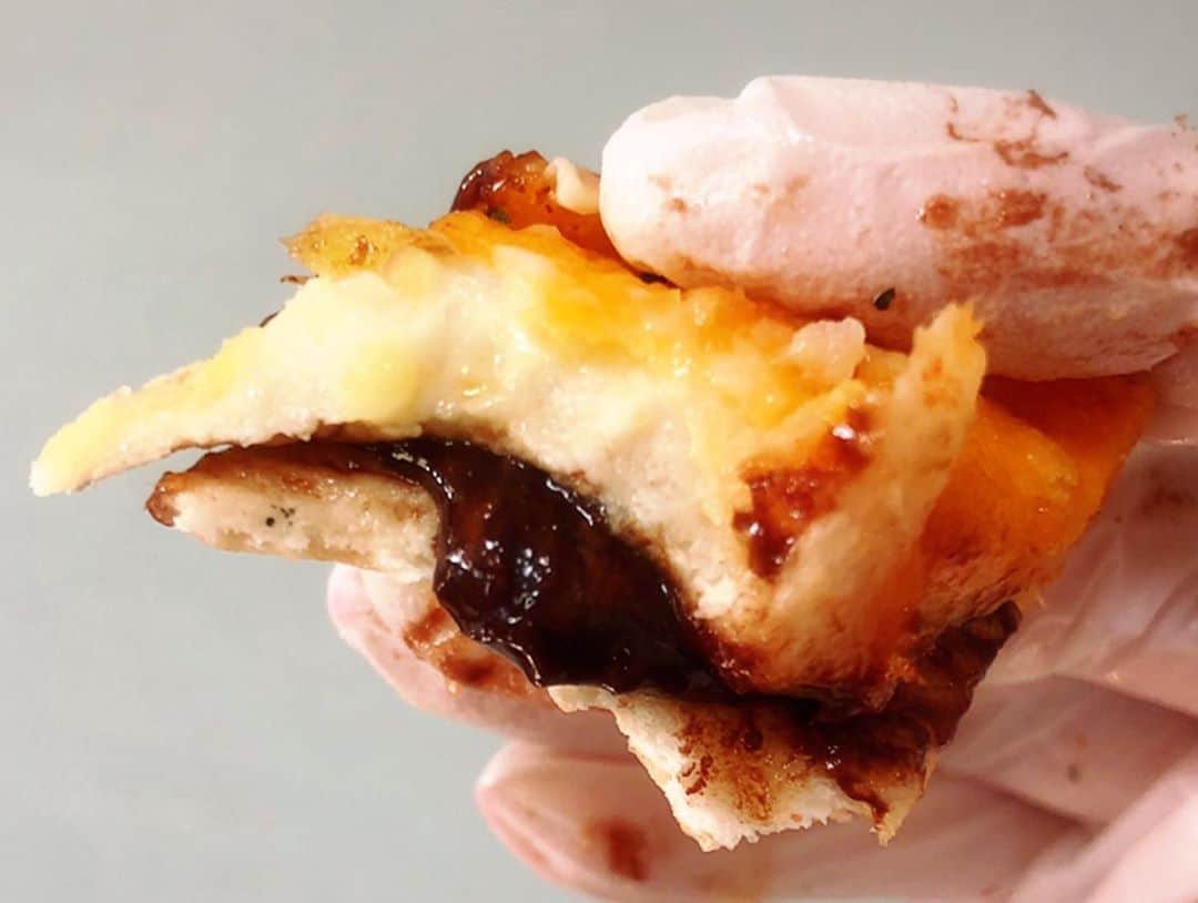 とぎもちさんのインスタグラム写真 - (とぎもちInstagram)「.﻿ 韓国のピザチェーン店﻿ Pizza Vitto LABの﻿ 社長の失敗ピザ🍕💕﻿ ﻿ 社長がミスって詰め込み過ぎた﻿ コスパ最高ピザです！！﻿ ﻿ 以下4種の味が味わえる💓💓﻿ ﻿ ・プルダック（辛い鷄）﻿ ・ベーコン&ポテト﻿ ・チーズボール﻿ ・ハットグ﻿ ﻿ チーズボールが丸々乗ってるの面白い(笑)﻿ ﻿ ♡ #pizzavittolab #vittolab #社長の失敗ピザ #韓国ピザ #ピザ #韓国 #チーズボール #韓国グルメ #피자비토랩 #피자 #사장님의실수피자  #먹스타그램 #토기모치 #とぎもちkorea #토기모치mukbang #먹방」1月28日 18時57分 - togistagram