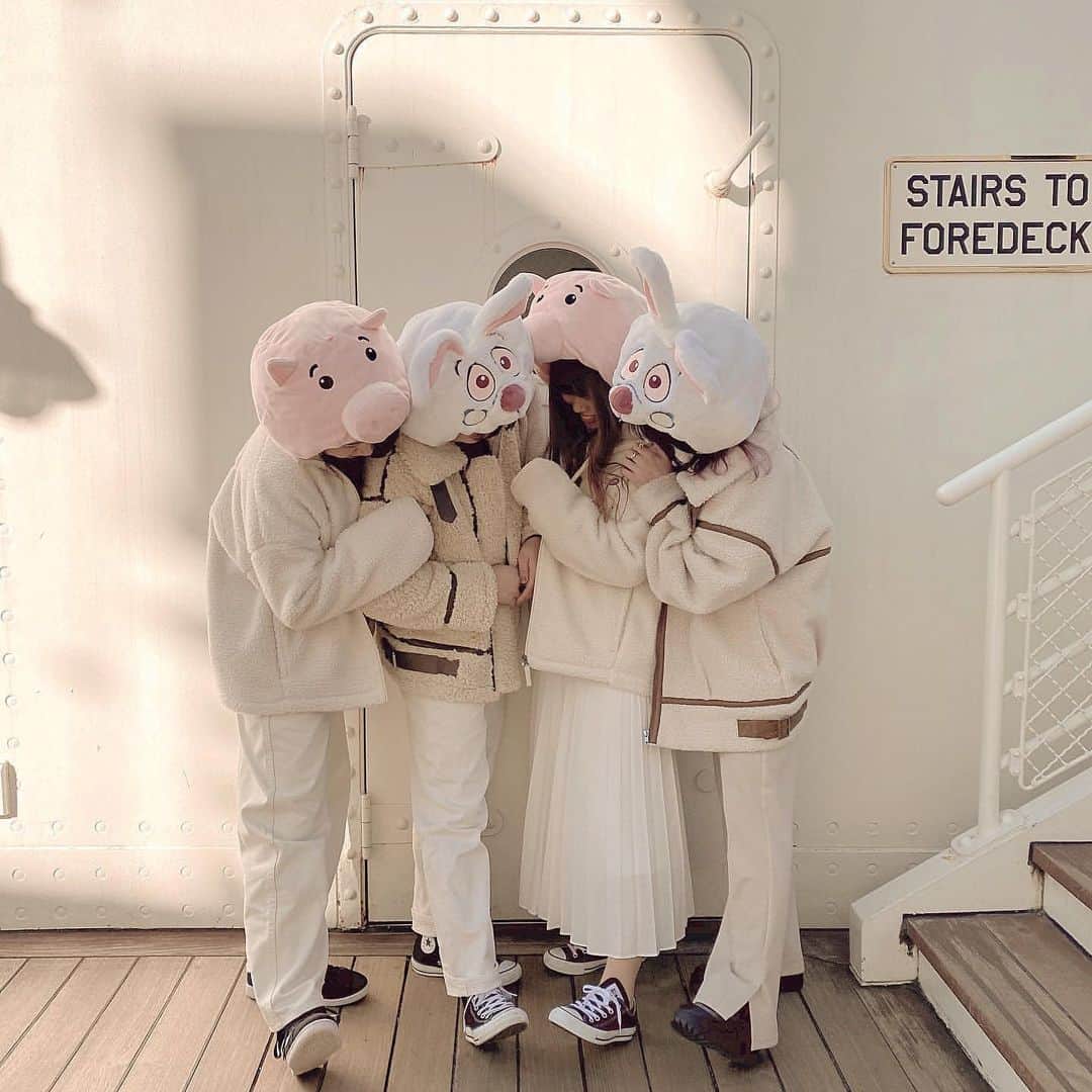 Sucleさんのインスタグラム写真 Sucleinstagram シミラールックディズニー 消えそうな色コーデでお揃いにして おしゃれなディズニー体験を さらにトレンドのボアアウターを取り入れたら あったかふわふわでパーク内で過ごせそう ぜひ参考にして