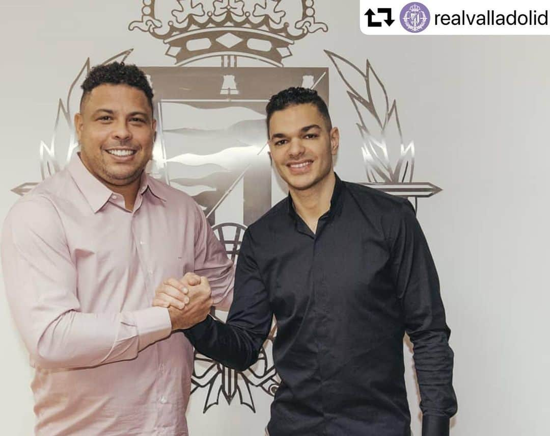 LFPさんのインスタグラム写真 - (LFPInstagram)「😊✏️📸 @ronaldo signs @hatembenarfaofficiel for @realvalladolid! 💜 • 😊✏️📸 ¡@ronaldo ficha a @hatembenarfaofficiel para el @realvalladolid! 💜 • #BenArfa #RealValladolid #LaLigaSantander #LaLigaTransfers #LaLiga」1月28日 18時53分 - laliga