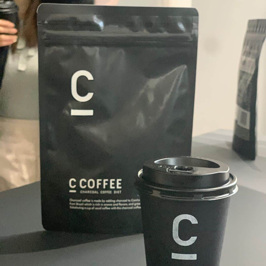 戸田さと美さんのインスタグラム写真 - (戸田さと美Instagram)「最新のラテマシーンで 真っ黒いラテコーヒーに自分の顔が！ ちょっと感動です🙌✨ チャコールコーヒーこと、 C COFFEEのレセプションにお招きいただきました☕️ CはCHARCOAL(炭)の「C」。 C COFFEEは、炭の粉末が入ったチャコールコーヒーです。 毎日飲み続けやすいコーヒーに、 クレンズ効果があることで知られる炭を加え「チャコールコーヒークレンズで理想のカラダへ」をコンセプトに開発されました。  芳醇な香りと旨みのブラジル産コーヒーパウダーに、国産の赤松炭・竹炭、美容と健康をサポートするMCTオイルを加えたチャコールコーヒーとして「無理をせずに」キレイを求める女性に向けた商品だそうです。  お味は 思っていたより、すっきり、サッパリ飲めます。 これなら、毎日続けられそう‼️ 目覚めの一杯として飲みたいな。  パッケージもシンプルでクールで素敵♪  @c_coffee_official . . .  #C_COFFEE #チャコールクレンズ #チャコールコーヒー #無理せずキレイ #炭 #コーヒー #美容 #Niki #田辺莉咲子 #アイドラ #IDLMs. #CHARCOAL #COFFEE #DIET #頑張らない #ダイエット #チャコールコーヒーダイエット #チャコール #デトックス #クレンズ #ファスティング #コーヒーのある暮らし #コーヒー好きな人と繋がりたい #おしゃれさんと繋がりたい #おしゃれ」1月28日 18時53分 - satomitoda