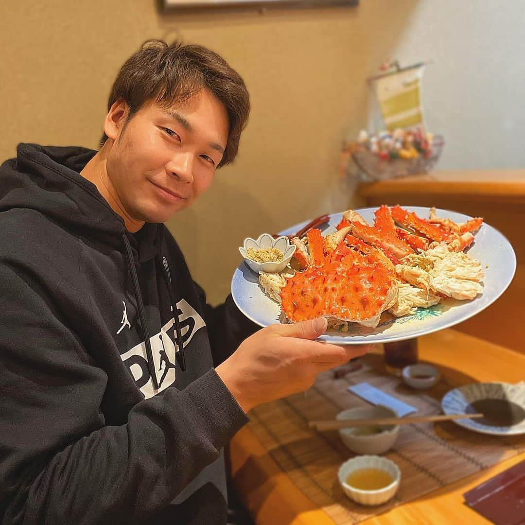 武田翔太のインスタグラム：「久しぶりに蟹食べた🦀 美味い😍 良い休日になりました✨ #蟹 #食べ過ぎた🔥」