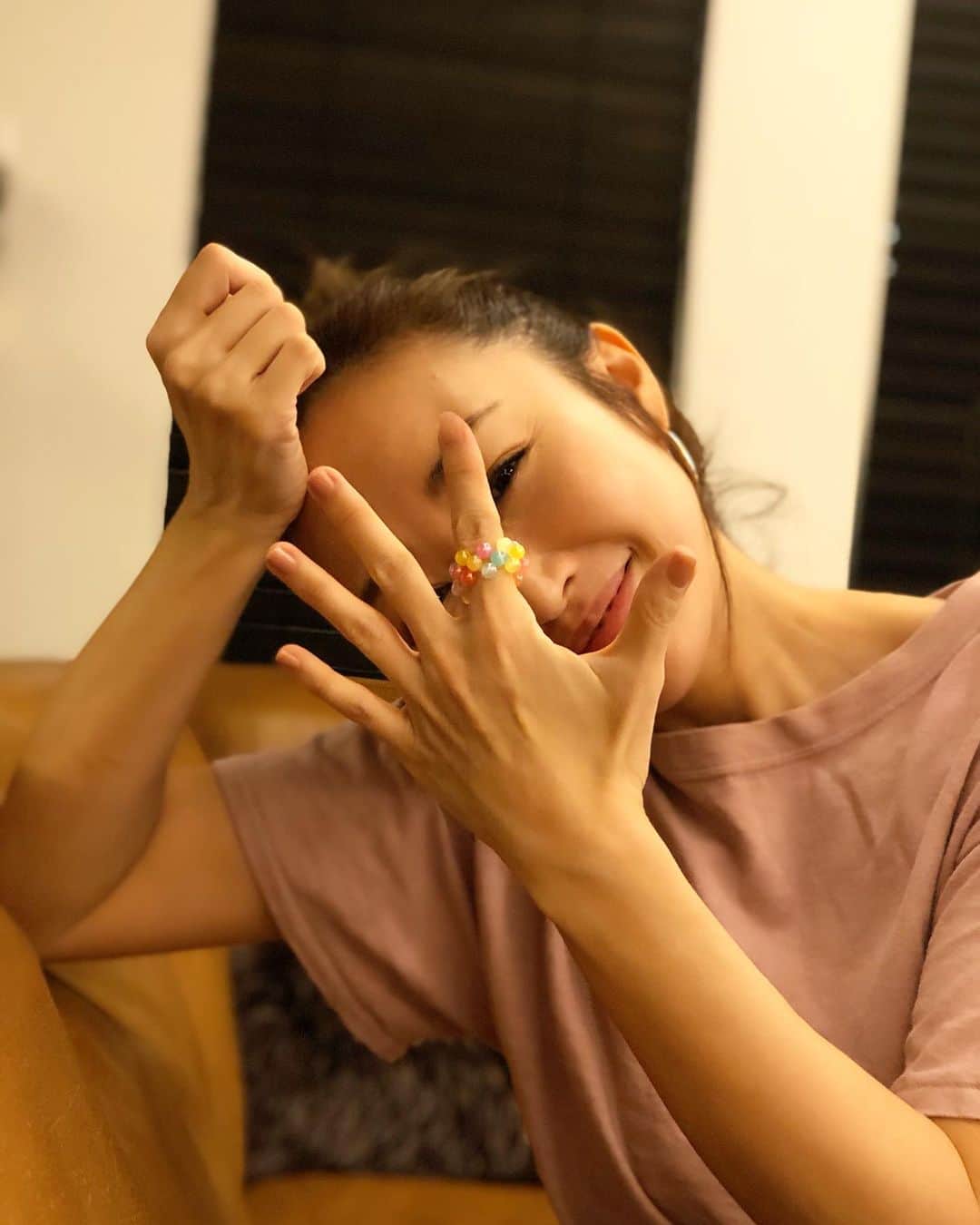 神崎恵さんのインスタグラム写真 - (神崎恵Instagram)「三男からのプレゼント🎁💍🌈 「ままにすてきなのつくったよー‼️かわいいでしょー‼️」 色がいっぱい並んでるー😳 なんてかわいい😂💕 おちびさんからの贈り物たち。 ジュエリーケースの中でキラキラしてます。 あー、きゅんとくる。 食べちゃうよ、もう❗️ 。 今週は長時間の撮影が多いので、この指輪をお守りに😌」1月28日 18時55分 - megumi_kanzaki
