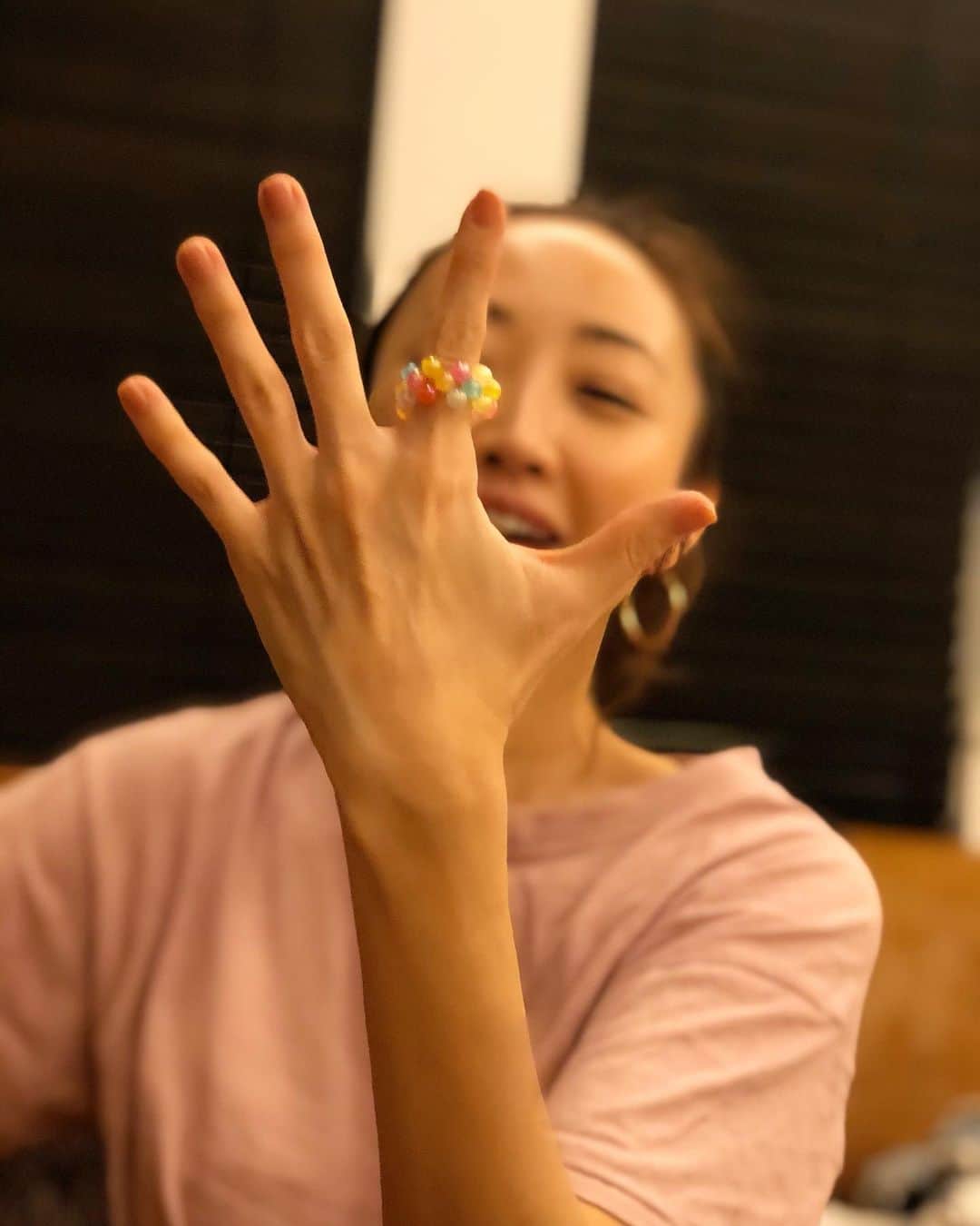 神崎恵さんのインスタグラム写真 - (神崎恵Instagram)「三男からのプレゼント🎁💍🌈 「ままにすてきなのつくったよー‼️かわいいでしょー‼️」 色がいっぱい並んでるー😳 なんてかわいい😂💕 おちびさんからの贈り物たち。 ジュエリーケースの中でキラキラしてます。 あー、きゅんとくる。 食べちゃうよ、もう❗️ 。 今週は長時間の撮影が多いので、この指輪をお守りに😌」1月28日 18時55分 - megumi_kanzaki